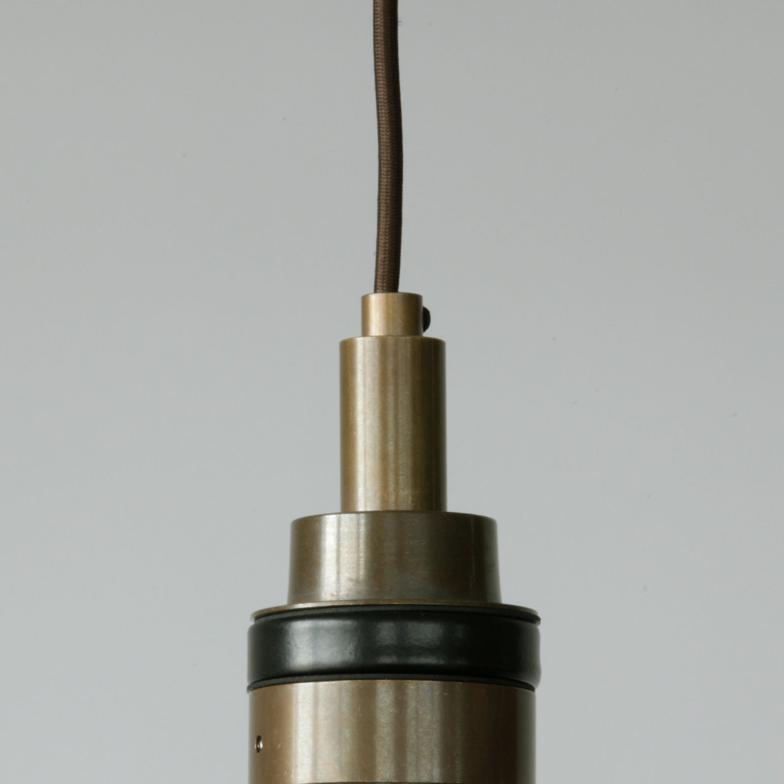 Pendelleuchte mit kleiner Glaskugel Ø 12 cm (klar, prismatisch, opal), IP65: Spritzwassergeschützte Konstruktion: Glashalter in Alt-Messing patiniert