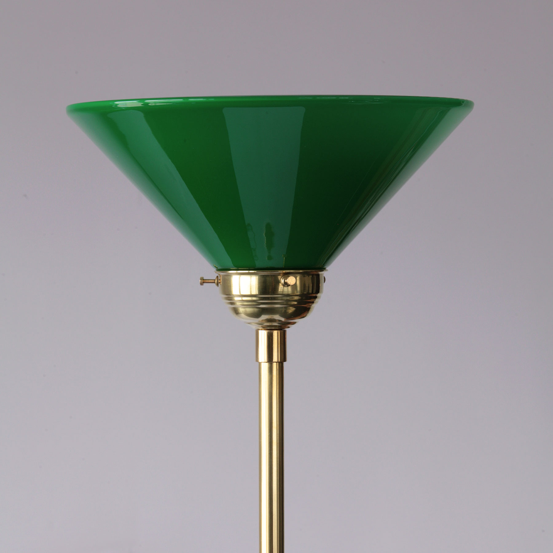 Jugendstil-Deckenfluter mit Kegel-Glasschirm: Messing poliert, unlackiert, mit grünem Kegel-Glasschirm
