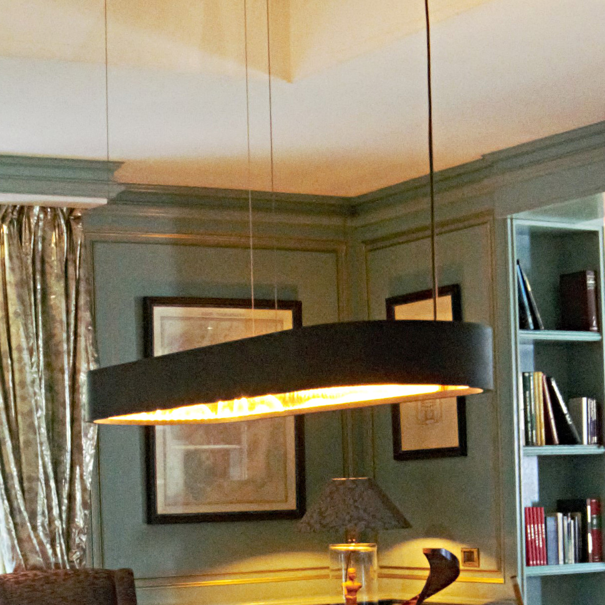 Oval-lange Pendelleuchte aus Messing mit umlaufenden LED-Streifen ECLIPSE Oval-lange Pendelleuchte aus Messing mit umlaufenden LED-Streifen ECLIPSE