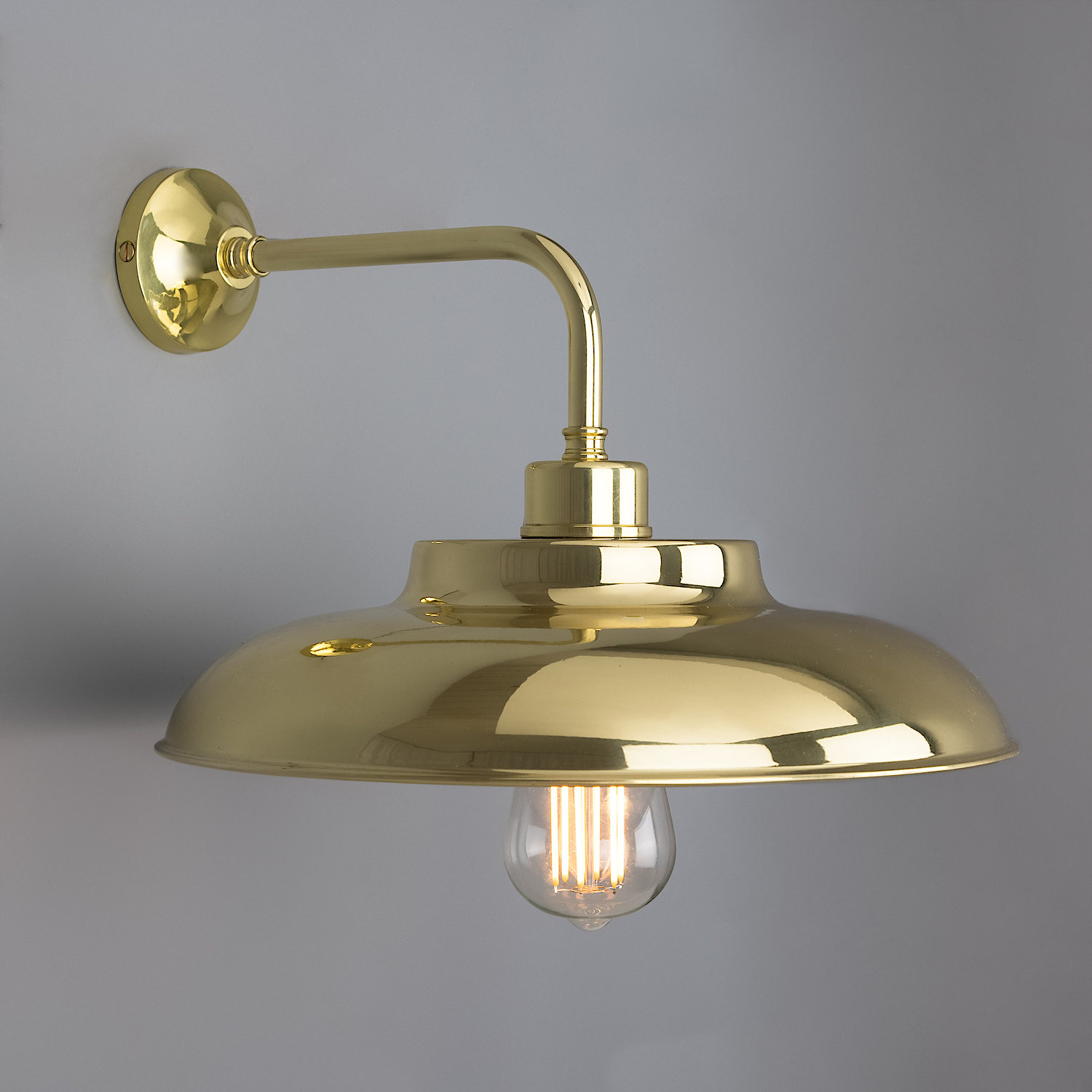 Industrial Wall Sconce With Flat Brass Shade: Messing poliert