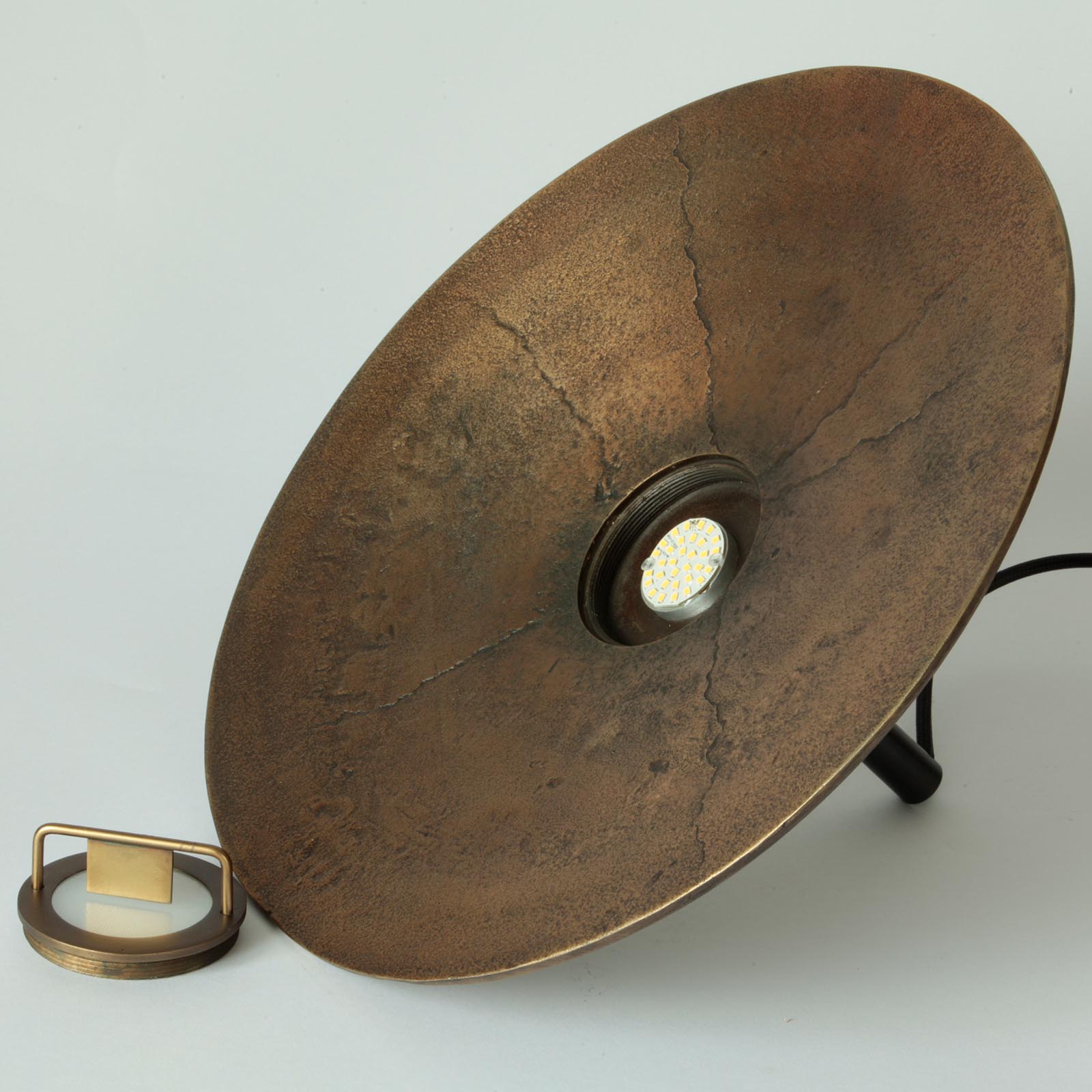 Flat LED Pendant Light FLOEN With Raw Patinated Bronze: Das eingebaute LED-Modul ist durch eine matte Glasscheibe verdeckt