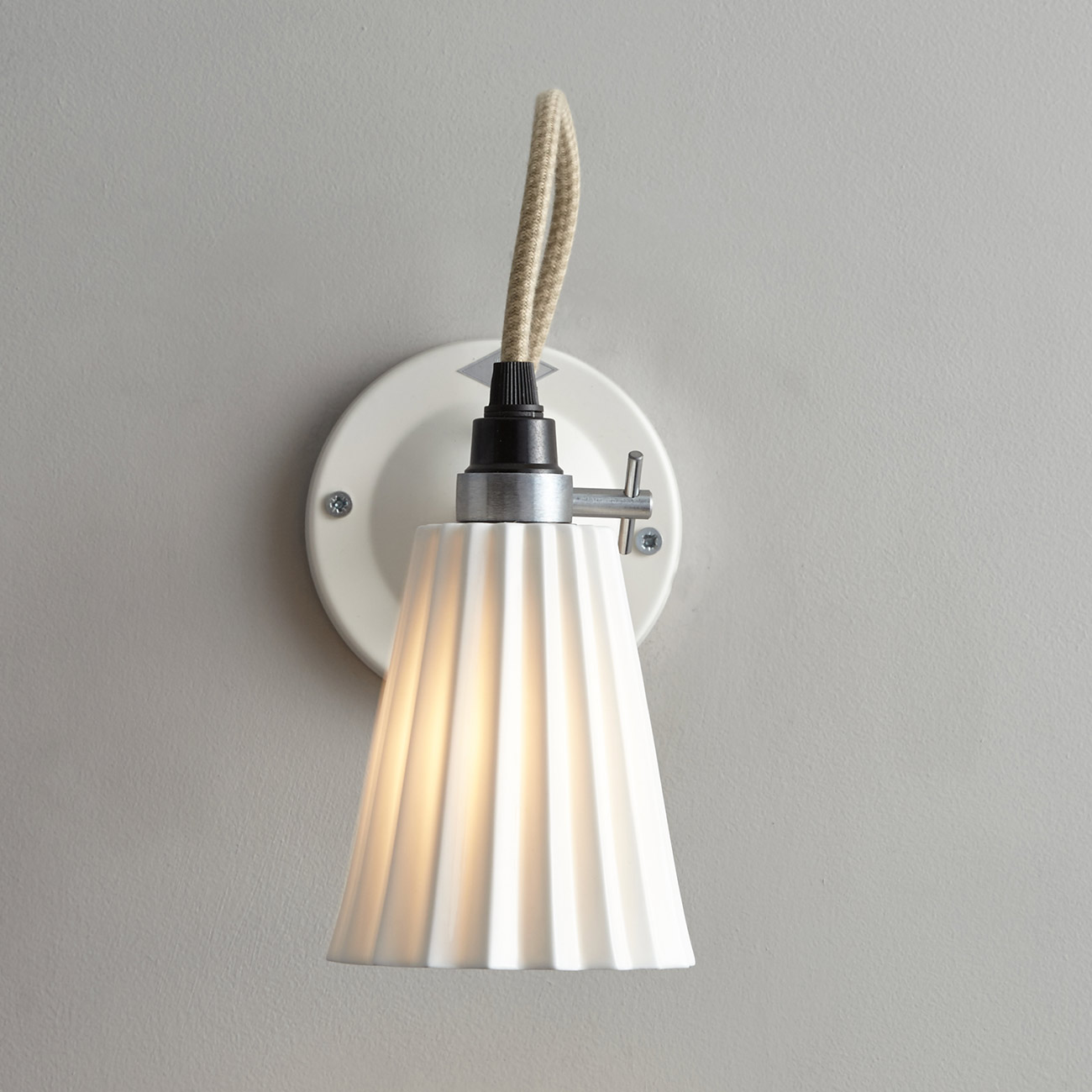 Kleine Wandlampe mit geriffeltem Porzellanschirm: Kleines Modell der Porzellan-Wandlampe (Version mit Schalter, eingeschaltet)