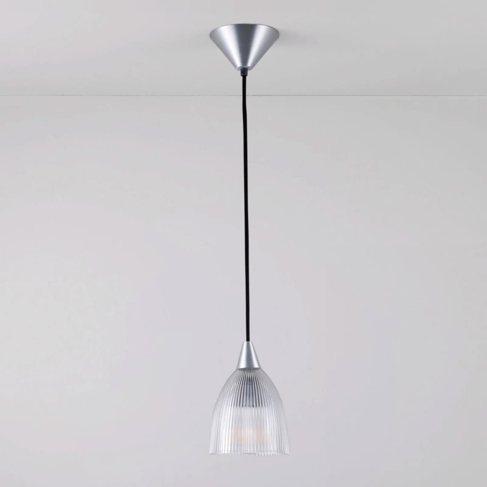 Hängeleuchte mit kleinem Pressglas-Schirmchen, Bild 2