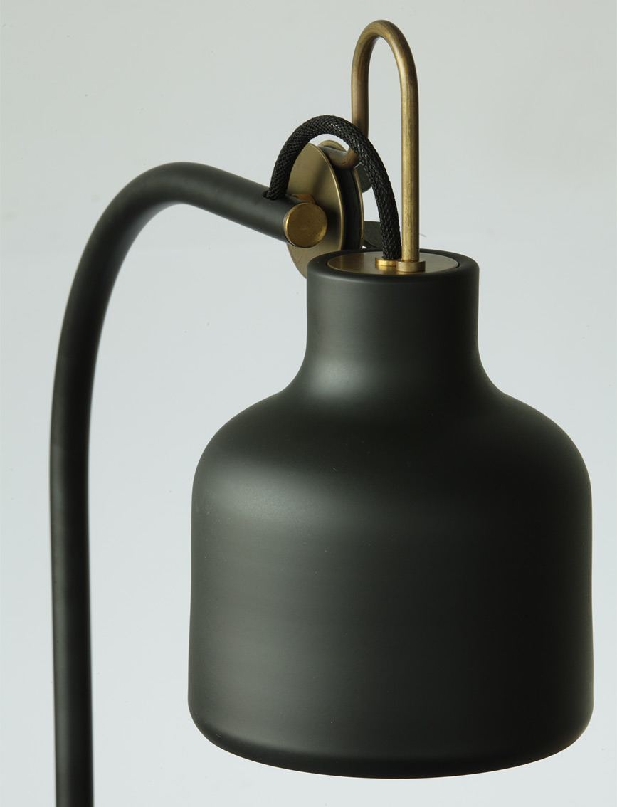 Skandinavische Design-Tischlampe aus Messing BOLD, Bild 4