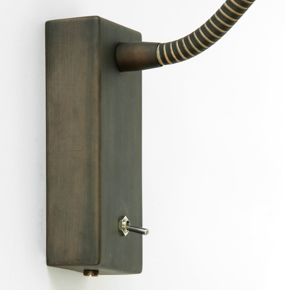 Flexible Wand-Leselampe mit 40 cm-Schlaucharm aus Messing oder Kupfer: Das Wandteil, in der Oberfläche 16 Edelrost-Patina, Version mit Kippschalter