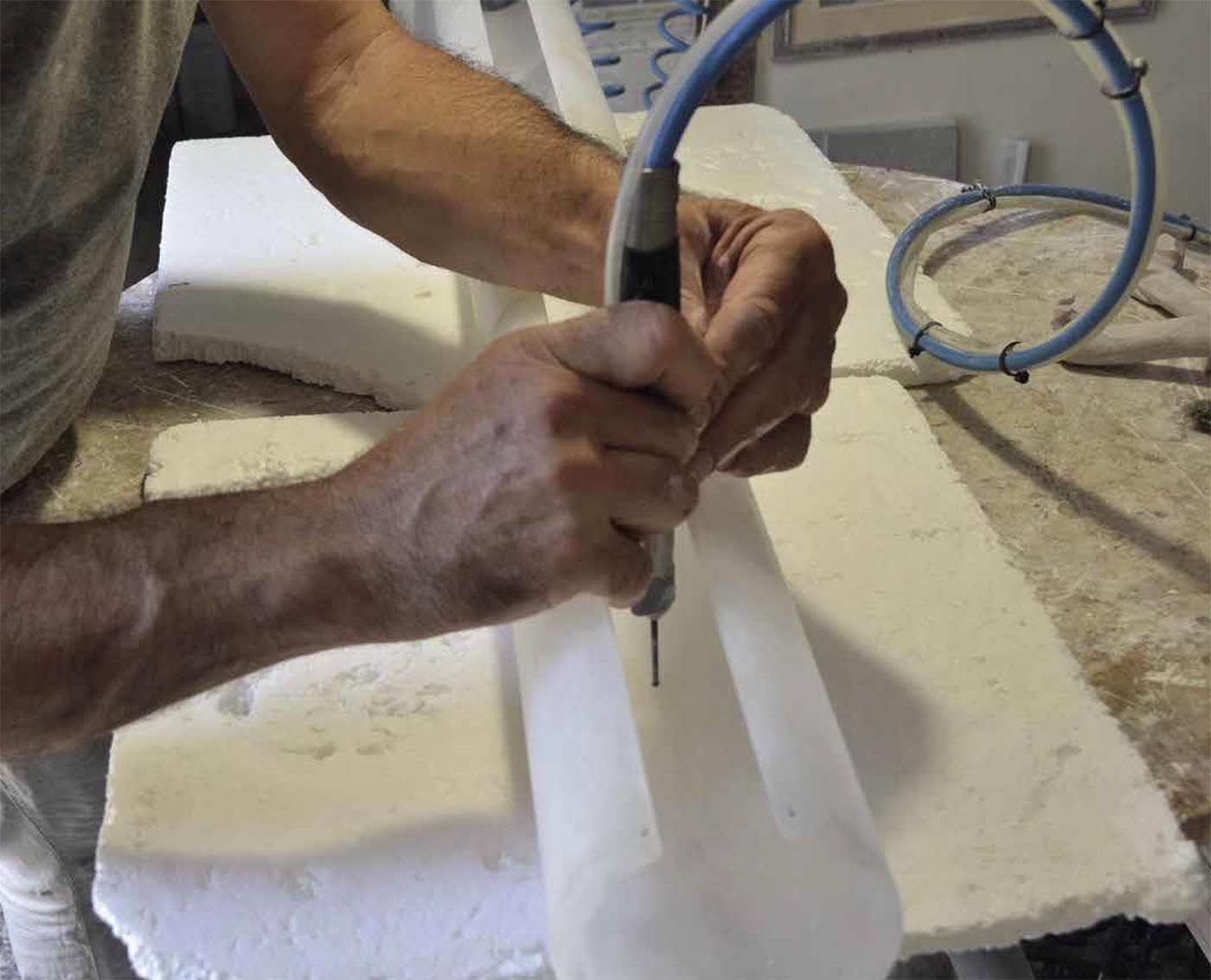 Italienische Stehleuchte mit Alabaster-Röhre und Marmor-Sockel ZEUS: Alabaster muss mit großer Sorgfalt von erfahrenen Handwerkern verarbeitet werden