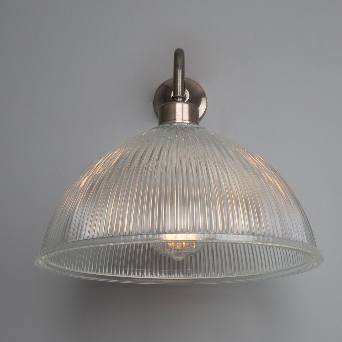 Bild 3: Messing alt-silbern patiniert Wandleuchte mit großem prismatischem Glasschirm Ø 30 cm: Messing alt-silbern patiniert