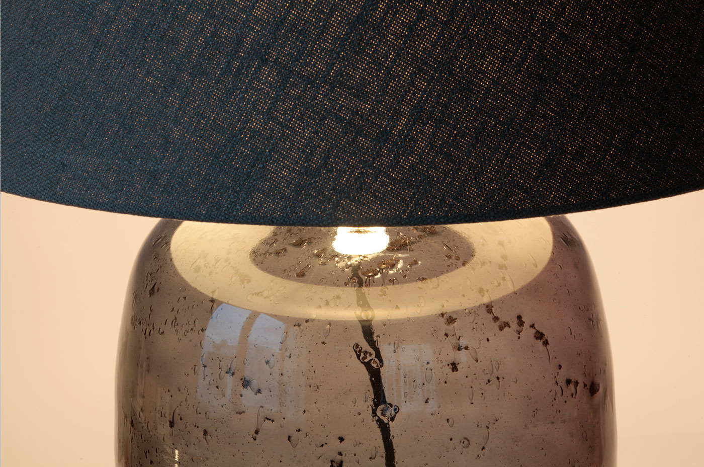 Große Vasen-Tischleuchte aus mundgeblasenem Glas LISBOA: Leinen-Stoffschirm 688 „Taupe“