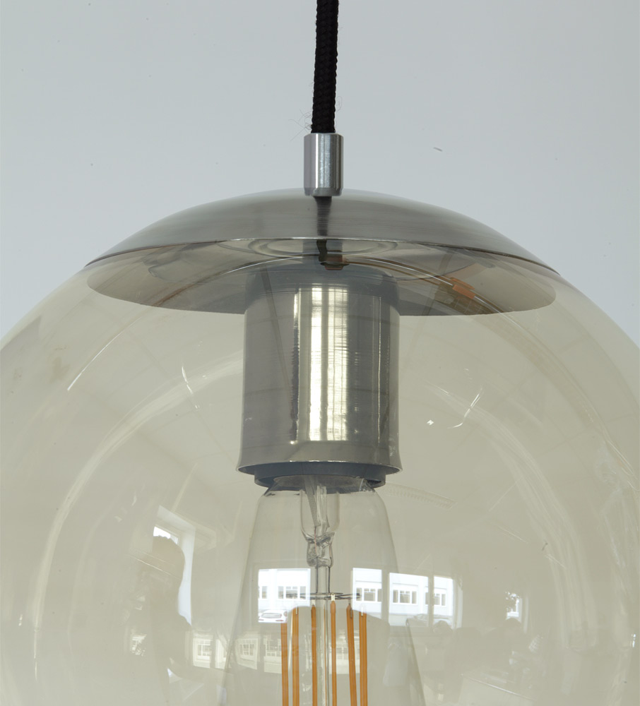 Glaskugel-Pendelleuchte klar oder bernsteinfarben, Ø 20 bis 40 cm: Detail der 25 cm-Kugel, bernsteinfarben gelüstert, mit Glashalter in Stahl