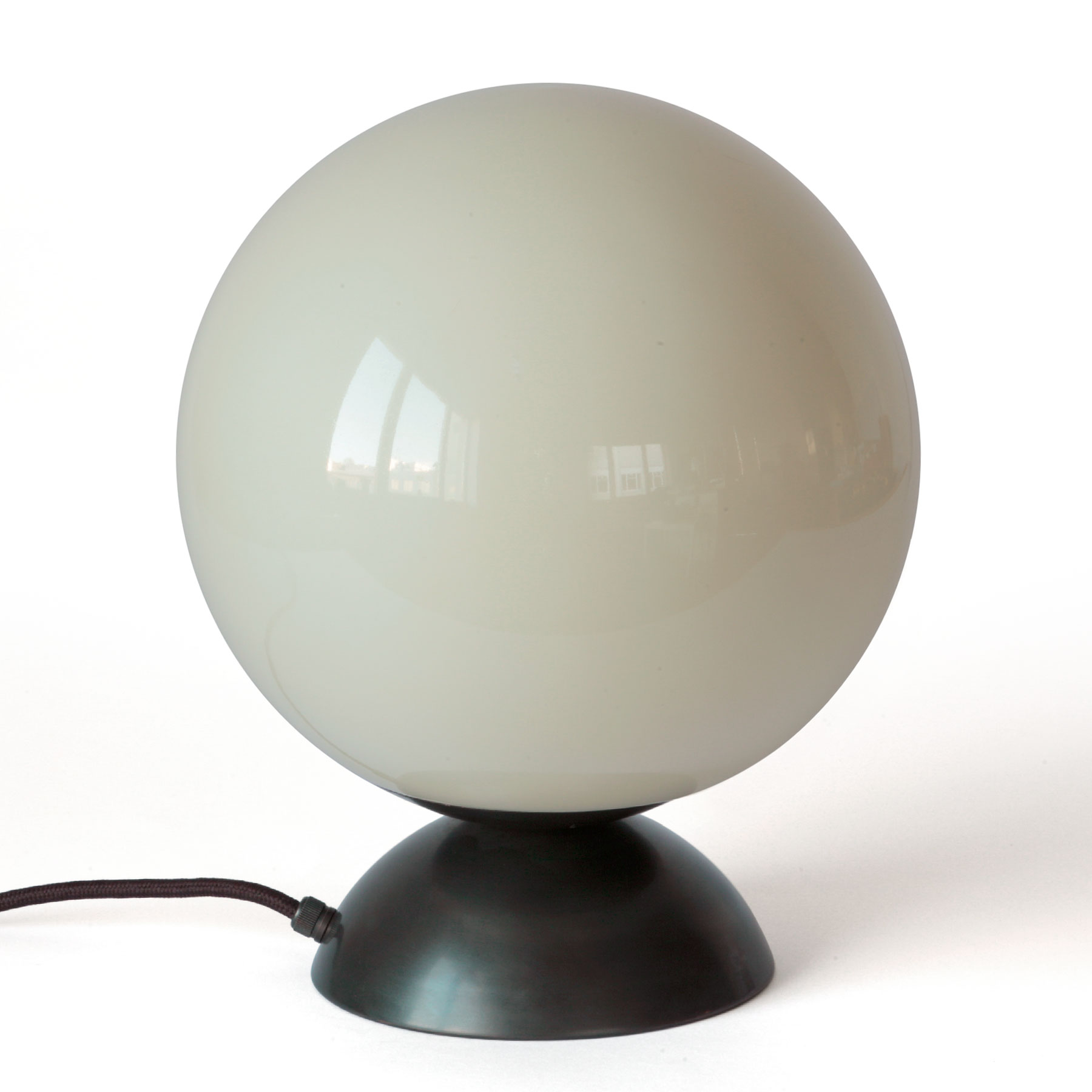 Minimalistische Glaskugel-Tischleuchte für stimmungsvolles Licht Minimalistische Glaskugel-Tischleuchte für stimmungsvolles Licht