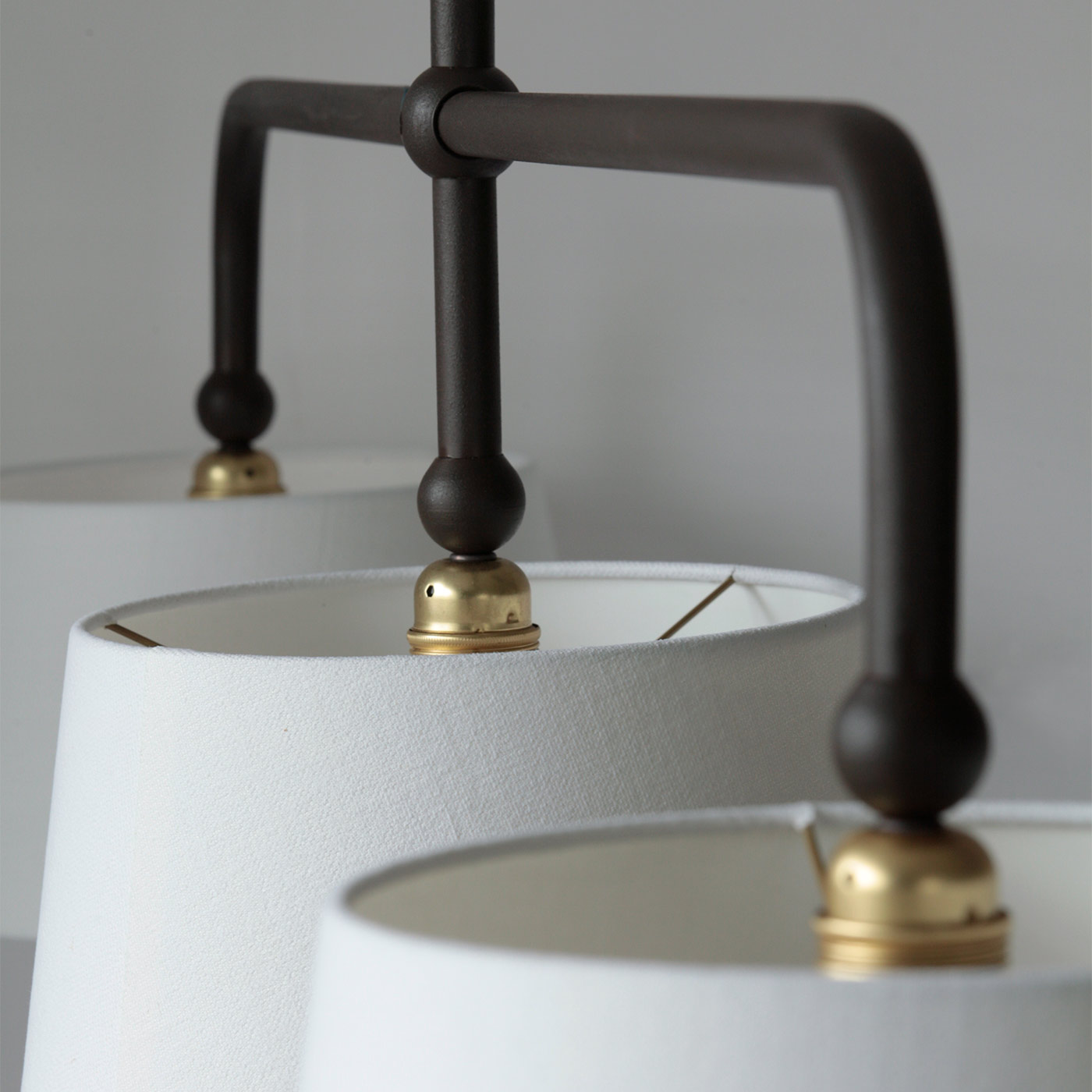 Bild 3: Hier mit Textilschirmen in Weiß (673) Dreiflammige Hängeleuchte mit Stoff-Schirmen: Hier mit Textilschirmen in Weiß (673)