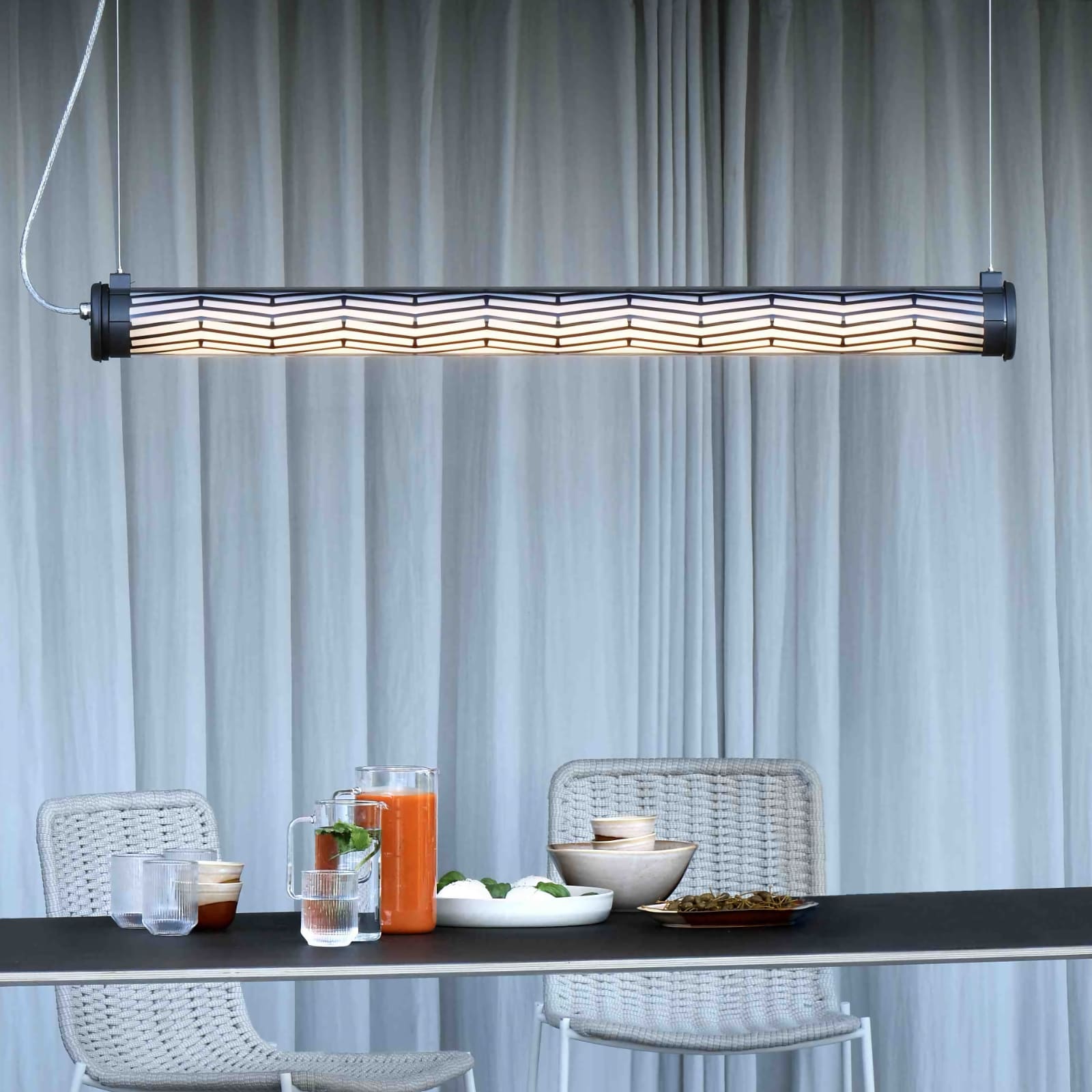 Röhrenleuchte RIVOLI mit geometrischer Lochblende und IP68 (130 cm) Röhrenleuchte RIVOLI mit geometrischer Lochblende und IP68 (130 cm)