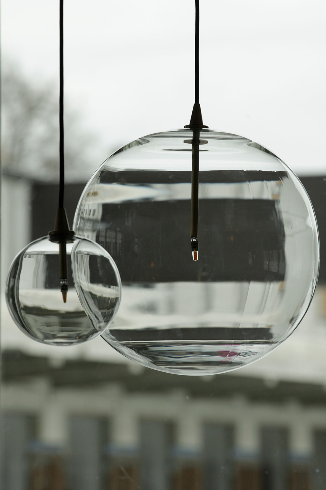 Elegante, moderne Glaskugel-Pendelleuchte (Borosilikatglas, Ø 15 bis 35 cm): Die Glaskugel-Hängeleuchte mit 15 und 35 cm Durchmesser