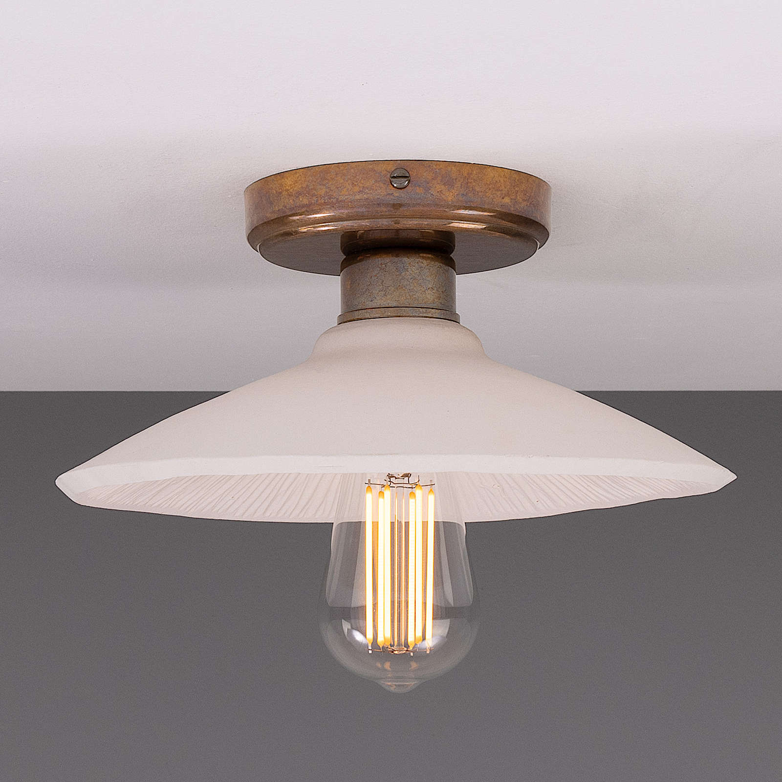 Charmante Deckenleuchte mit hellem Keramik-Schirm, Ø 27 cm Charmante Deckenleuchte mit hellem Keramik-Schirm, Ø 27 cm