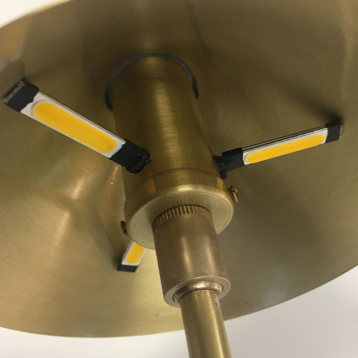 Schlanke Schirm-Stehlampe aus Messing: Inklusive 3 x G4 LED Leuchtmittel