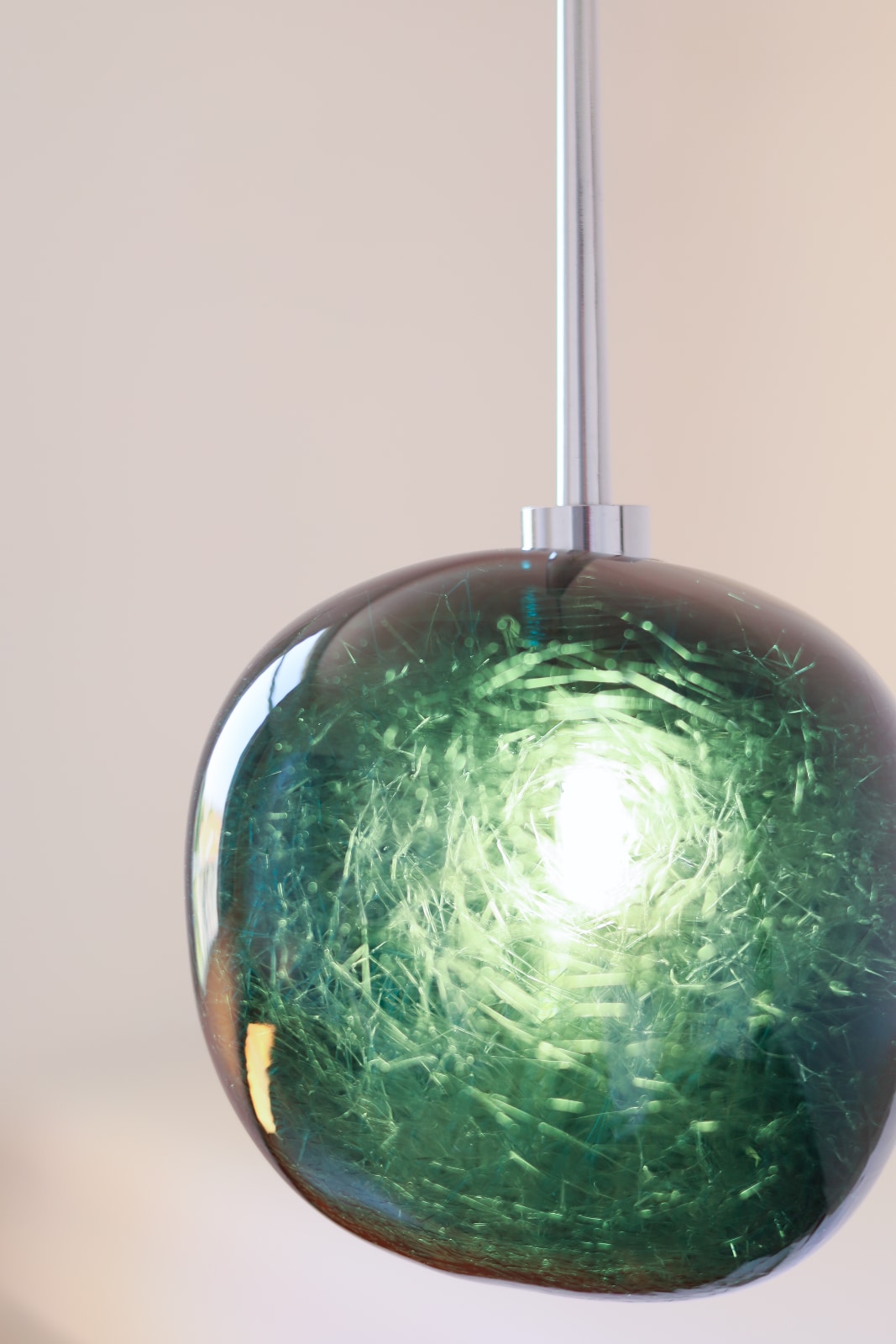 Kleine Hängeleuchte GALET mit bunter Glaskugel, drei Farben, Bild 12 Kleine Hängeleuchte GALET mit bunter Glaskugel, drei Farben, Bild 12