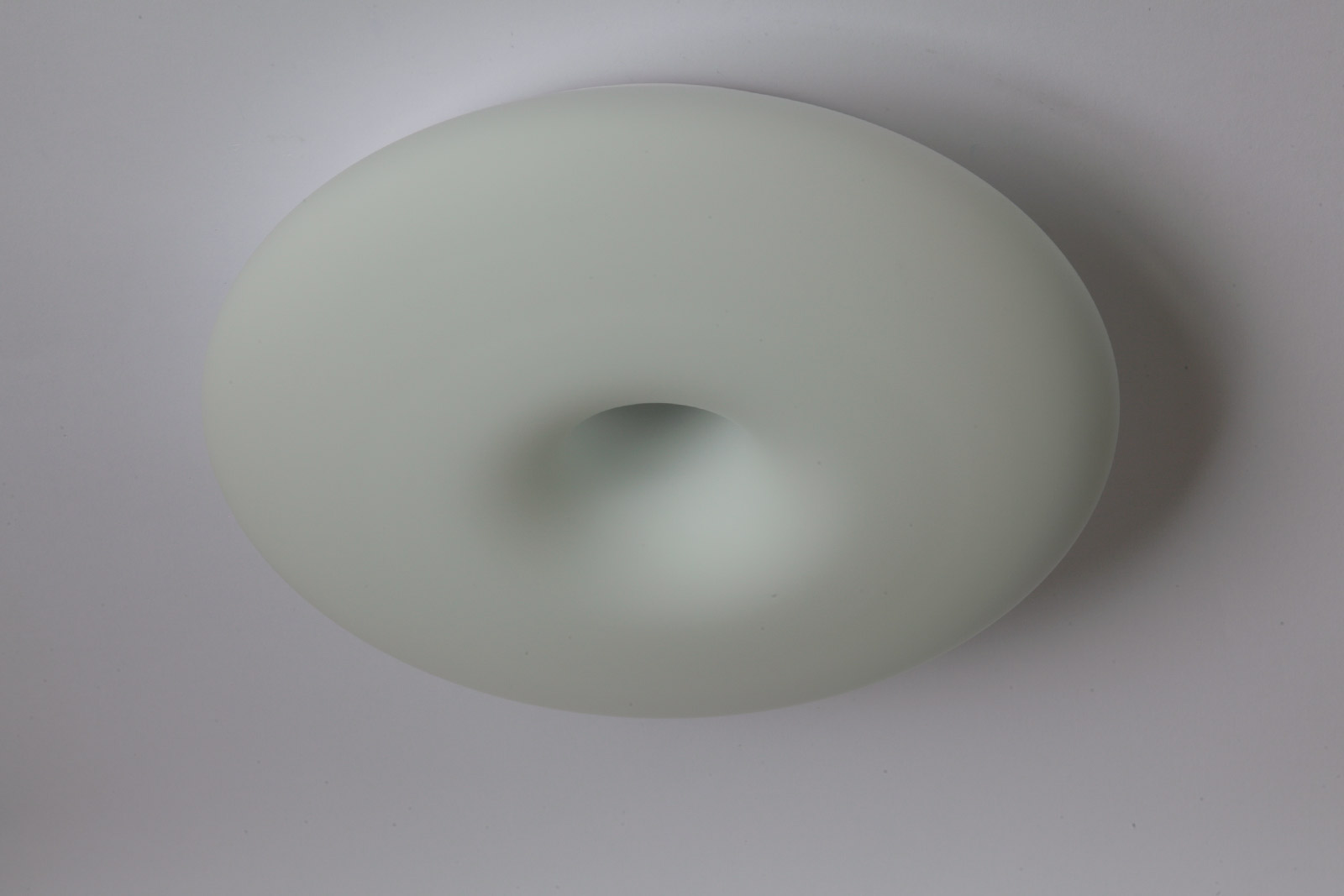 Ring-Deckenleuchte DONA aus mattem Opalglas, Ø 35/49 cm: Ob „Ring“, „Donut“ oder „Torus“ – eine tolle Deckenleuchte aus Opalglas, hier das kleine Modell mit Ø 35 cm