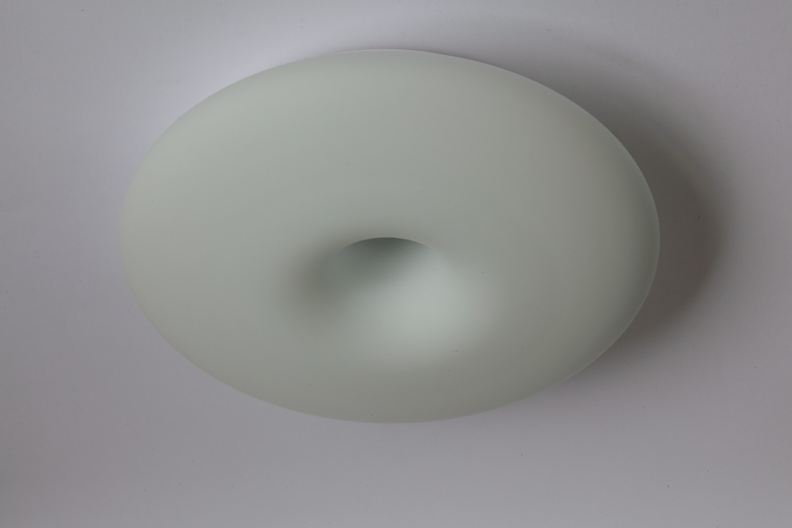 Bild 2: Ob „Ring“, „Donut“ oder „Torus“ – eine tolle Deckenleuchte aus Opalglas, hier das kleine Modell mit Ø 35 cm Ring-Deckenleuchte DONA aus mattem Opalglas, Ø 35/49 cm: Ob „Ring“, „Donut“ oder „Torus“ – eine tolle Deckenleuchte aus Opalglas, hier das kleine Modell mit Ø 35 cm