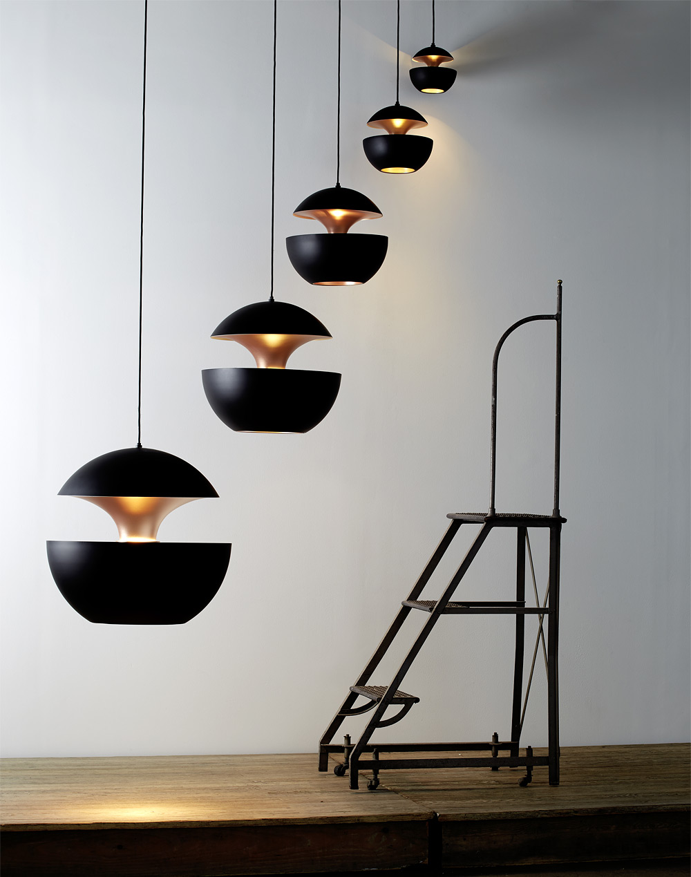 Pendelleuchte im Sixties-Design HERE COMES THE SUN schwarz – Casa Lumi