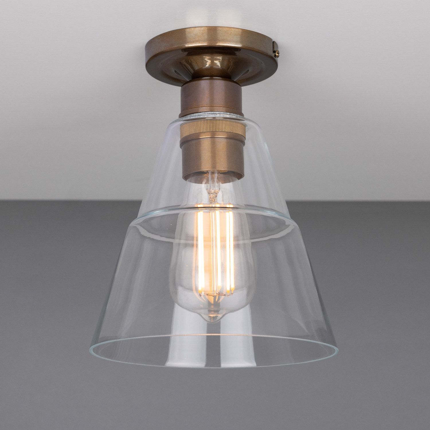 Einfache Deckenleuchte mit Kegel-Glasschirm Ø 18 cm: Deckenleuchte mit klarem Kegelglas und „Edison“-Birne, Ausführung: Alt-Messing satiniert