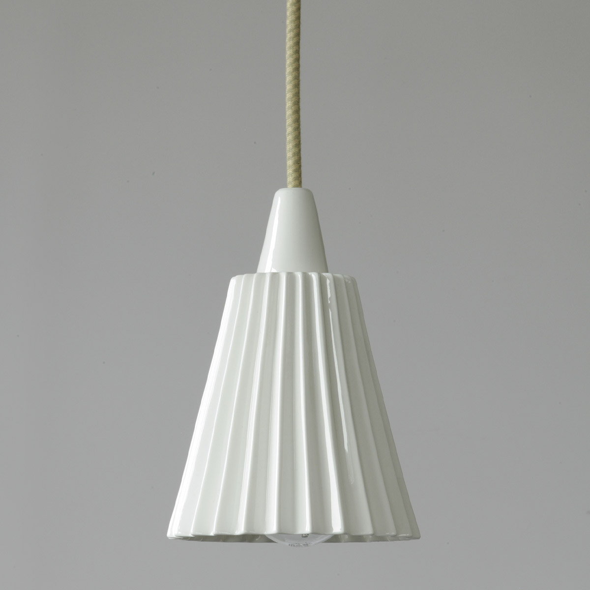 Kleine Pendelleuchte mit plissiertem Porzellanschirm: Charmante Lampe: Die kleine Cottage-Pendelleuchte aus England mit gerüschtem Porzellanschirm, kleines Modell (ausgeschaltet)