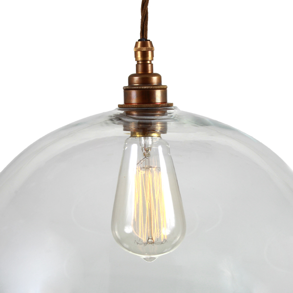Pendelleuchte mit großer, offener 35 cm-Glaskugel: Detailansicht mit „Edison“-Lampe und Schirmhalter in Alt-Messing