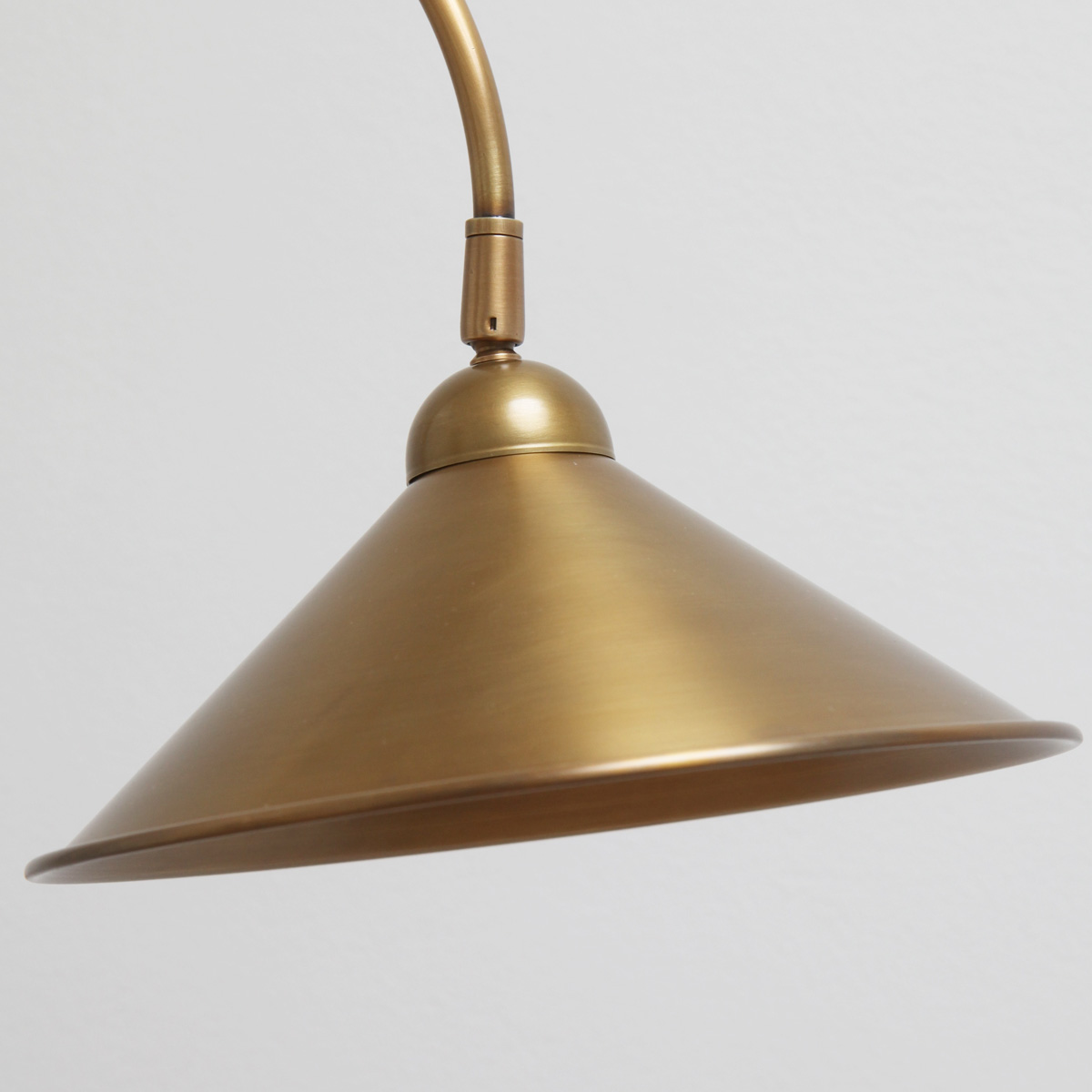 Bild 3: Der Schirm in Messing patiniert Französische Messing-Stehleuchte mit Bogen-Arm TOKYO: Der Schirm in Messing patiniert