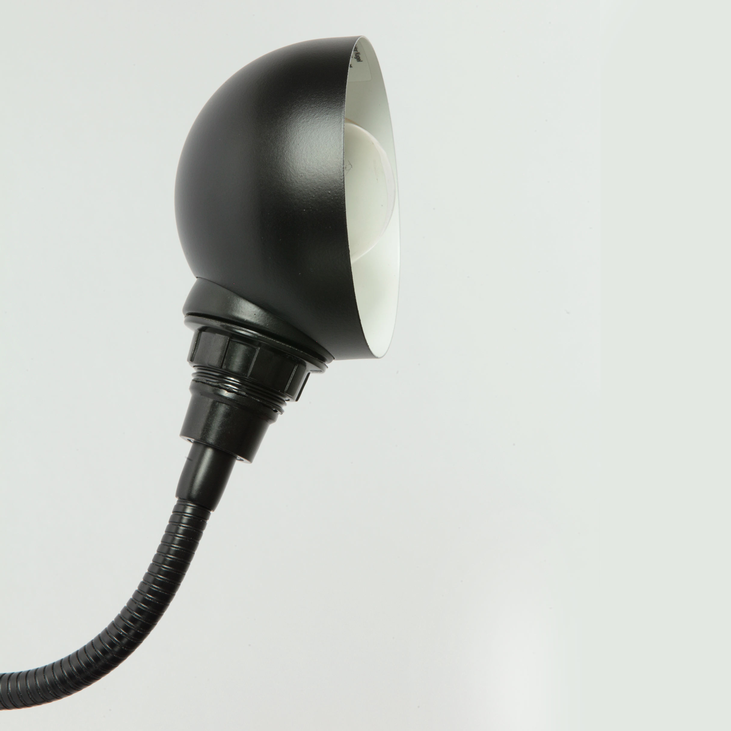 Bild 4: Der Schirm ist drehbar um eine schwarze Bakelitfassung mit Außengewinde Flexible Steckerleuchte GLÜHWÜRMCHEN SCHWARZ mit Halbkugel-Reflektor: Der Schirm ist drehbar um eine schwarze Bakelitfassung mit Außengewinde