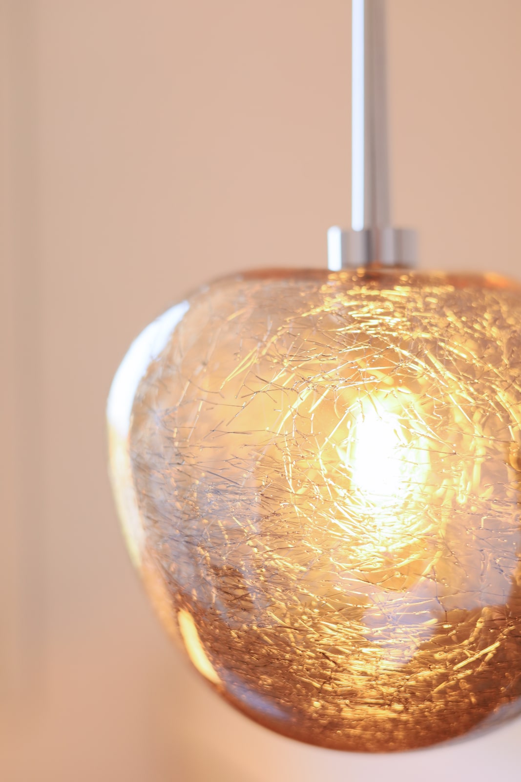 Fig. 4: Das Modell mit silbernen Glasfäden Ideal zur Aufhängung in Gruppen: Zierliche Glas-Hängeleuchte GALET: Das Modell mit silbernen Glasfäden