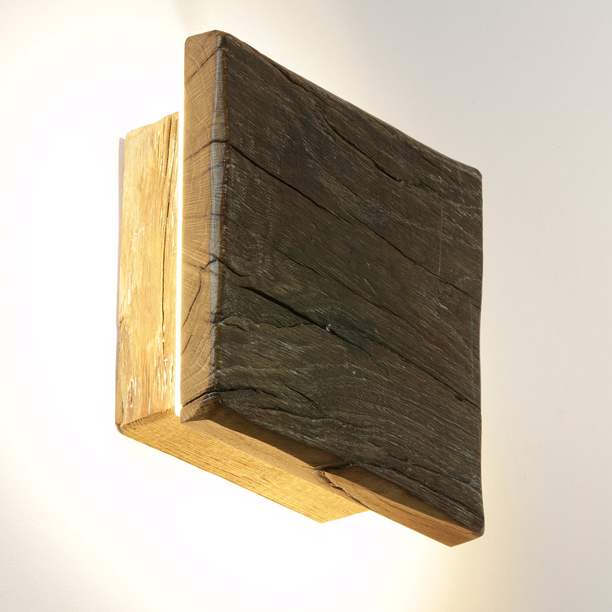 Quadratische Wandleuchte aus antikem Massivholz (20 cm): LED-Wandfluter aus Massiv-Holz, Eiche antik Patina