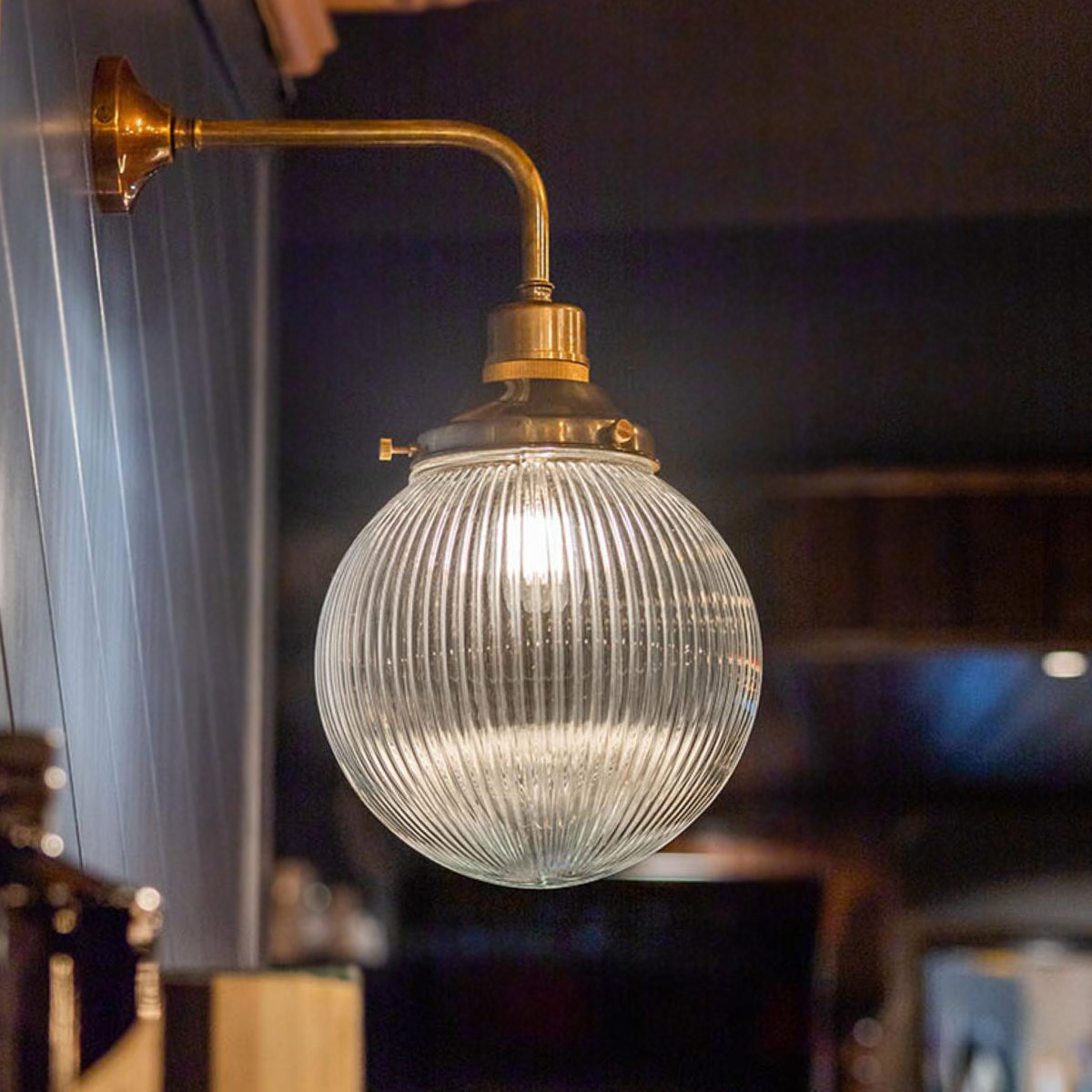 Bild 9: Alt-Messing patiniert Dekorative, nostalgische Wandleuchte mit prismatischer Glaskugel: Alt-Messing patiniert