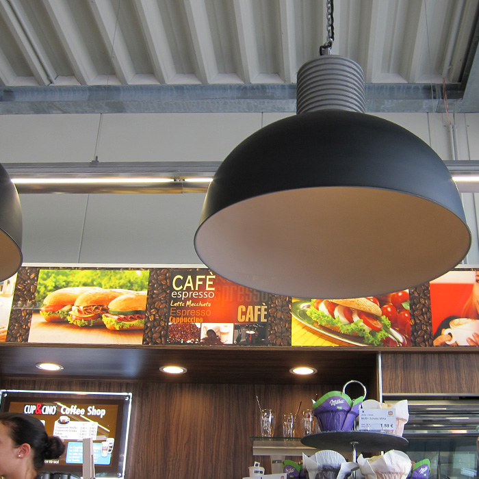LOS XL Große Loft-Fabriklampe mit Kette (Ø 78 cm): Die Leuchte im dekorativen Einsatz im Bäckerei-Café