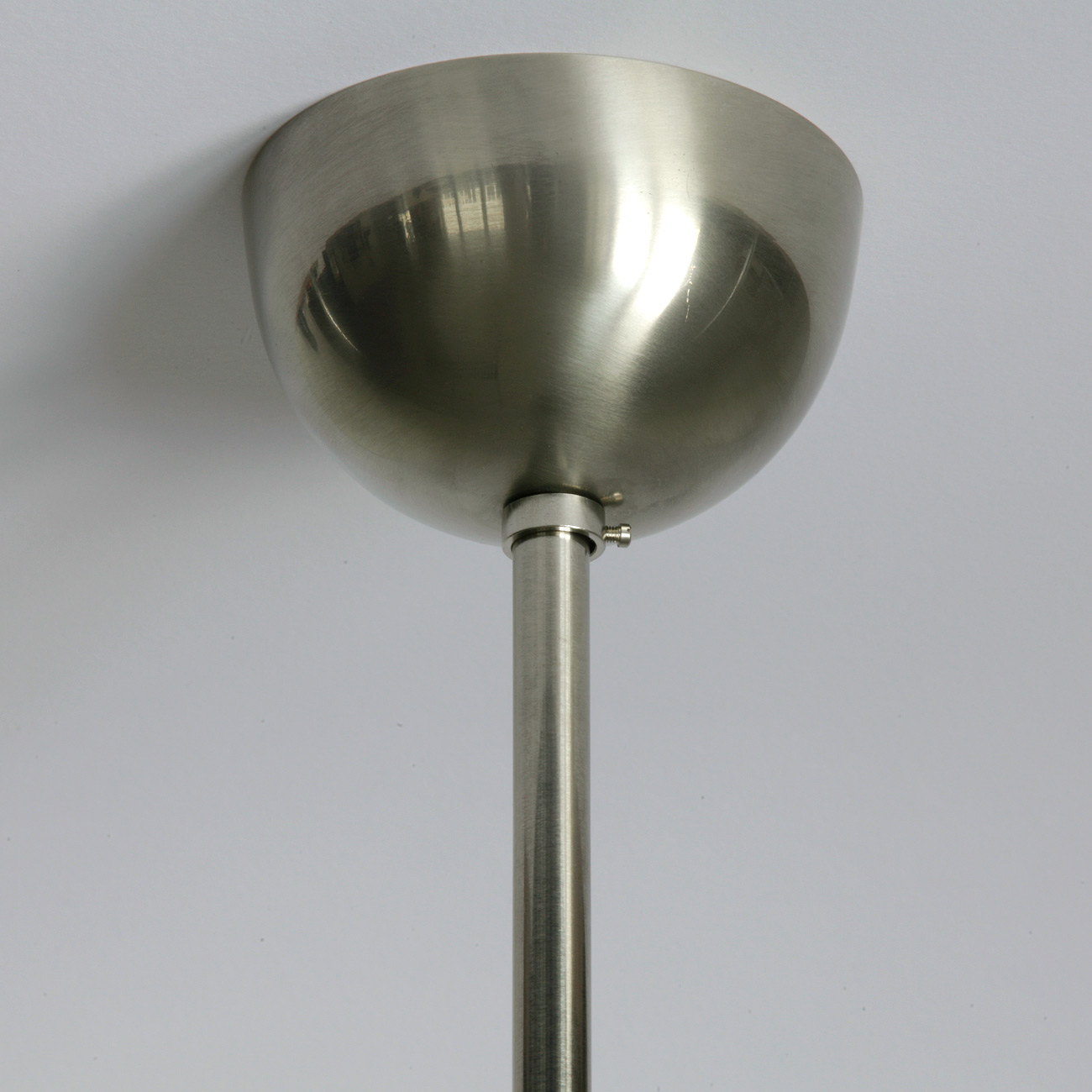 Rohr-Hängelampe mit Art déco-Opalglas: Baldachin in der Messing-Oberfläche „matt vernickelt“