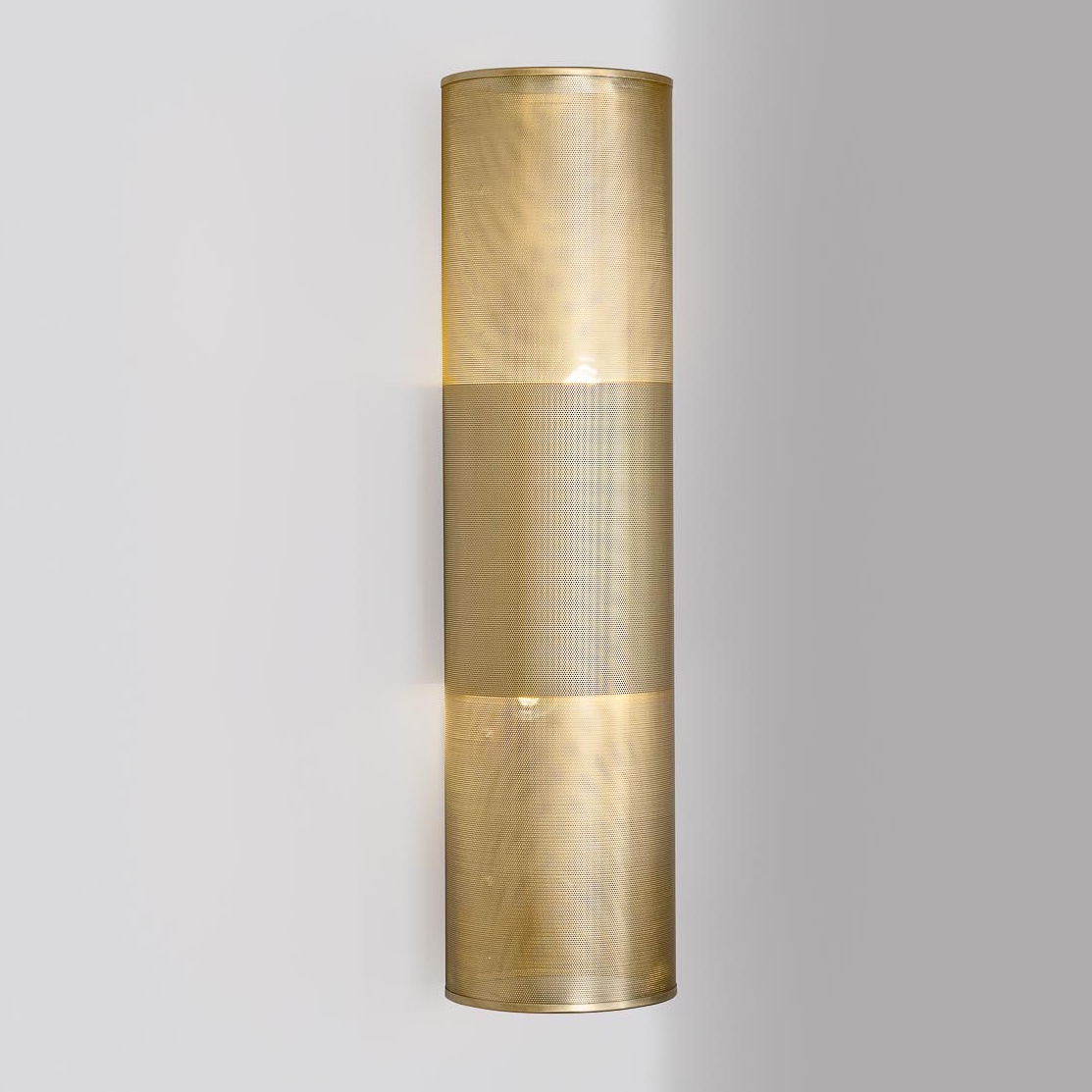 Bild 3: Das kleinere Modell der stimmungsvollen Wandleuchte in Messing satiniert.  Säulen-Wandleuchte mit perforierter Blende aus Messing-Blech: Das kleinere Modell der stimmungsvollen Wandleuchte in Messing satiniert.