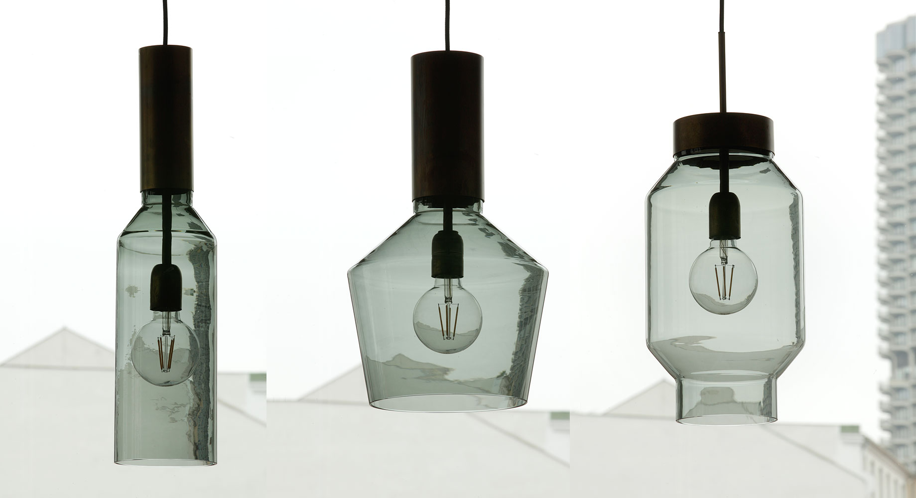Pendelleuchte aus Messing mit schmalem Rauchglas-Kolben PHENO: Die Leuchtenserie gibt es in drei verschiedenen Glas-Formen