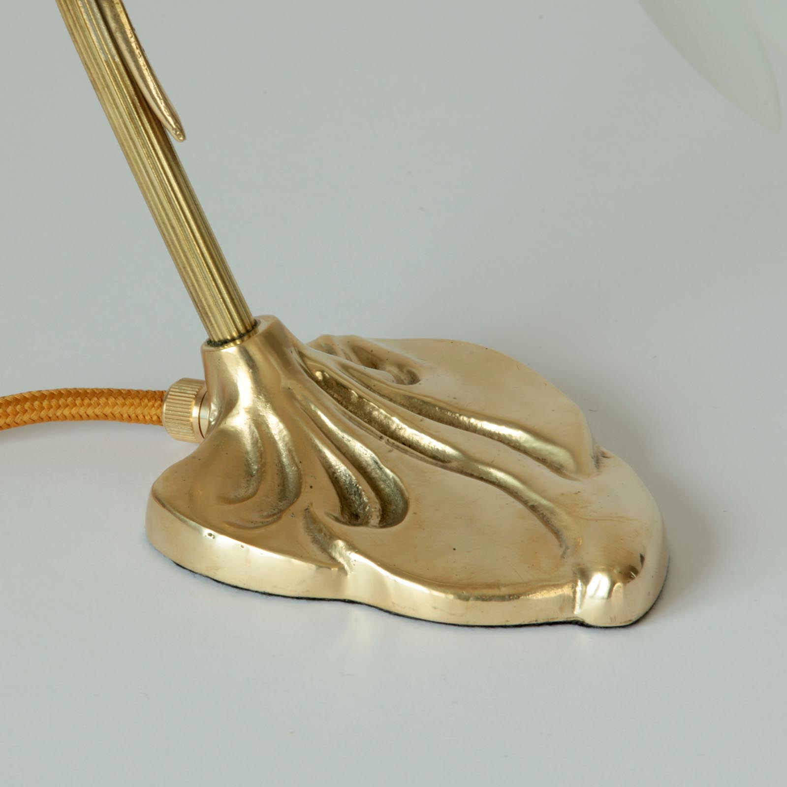 Small Art Nouveau Table Lamp With Blossom Shaped Glass Shade: Die Textilkabel führt zum schweren Sockel aus Guss-Messing. (hier „Messing poliert, unlackiert“)