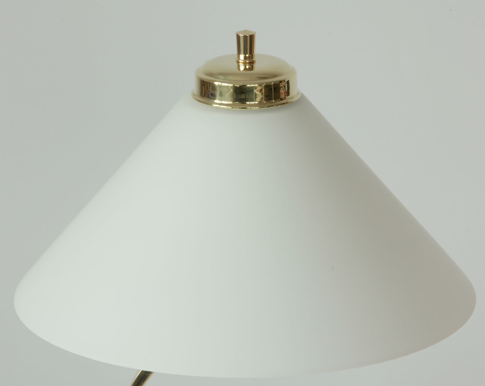 Kleine Messing-Tischlampe mit Kegel-Glasschirm: Messing poliert, lackiert mit Opalglas weiß glänzend