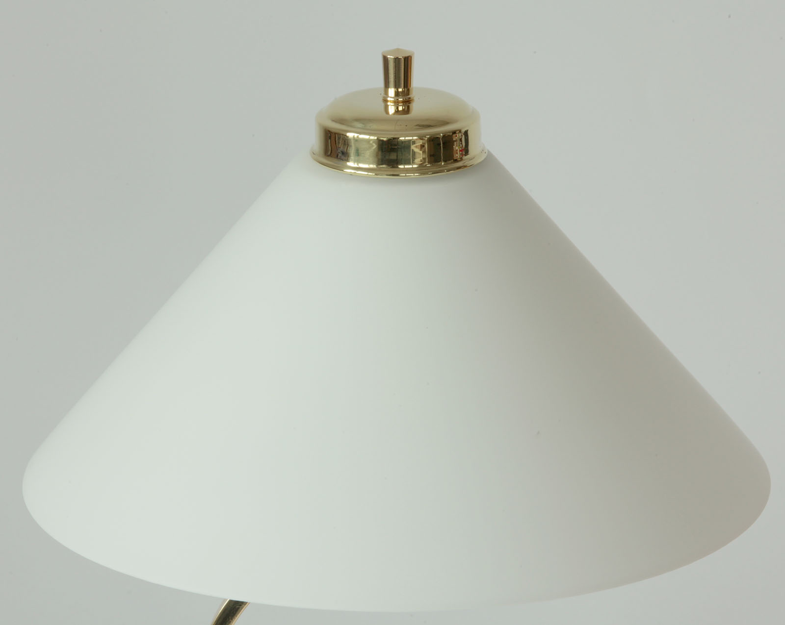 Small Table Lamp with Cone Glass Shade and Brass Base: Messing poliert, lackiert mit Opalglas weiß glänzend