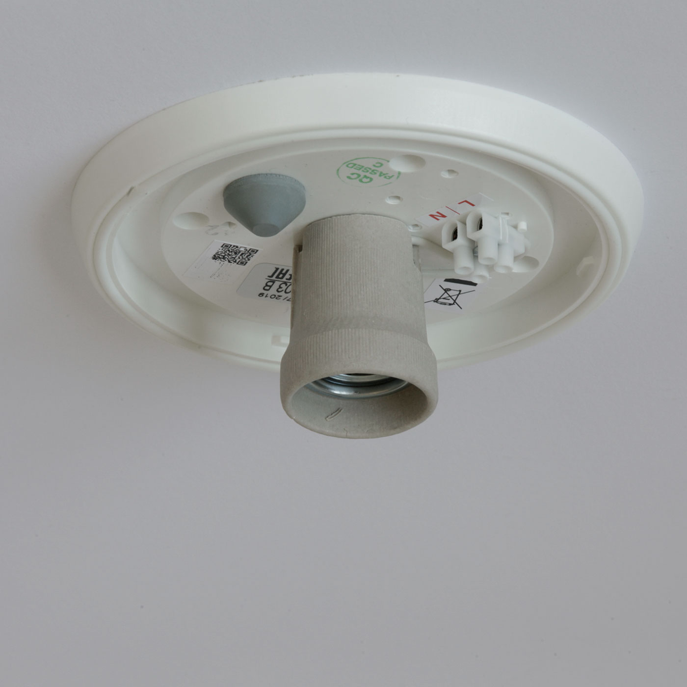 Bild 17: Deckenteil Ø 15 cm, mit Bajonettverschluss, weiß Schlichte Kugel-Deckenleuchte aus Opalglas SPHERA, IP65, Ø 20–40 cm: Deckenteil Ø 15 cm, mit Bajonettverschluss, weiß