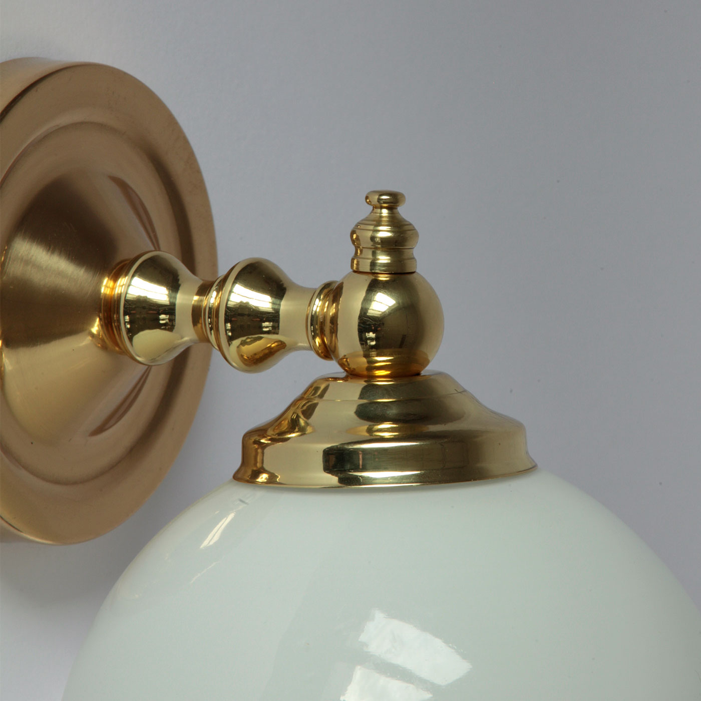 Bild 7: (hier in „Messing poliert”) Kleine Glaskugel-Wandleuchte mit kurzem Arm: (hier in „Messing poliert”)