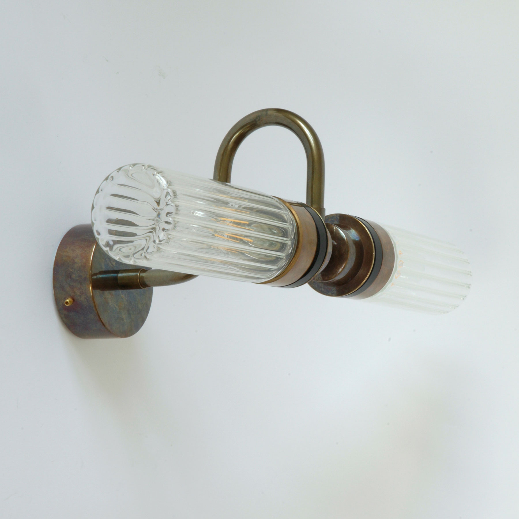Doppel-Wandeuchte für Bad-Spiegel (klares oder prismatisches Glas), IP65: Badezimmer-Wandlampe mit zwei Glaskolben (hier prismatisches Glas, Alt-Messing patiniert)