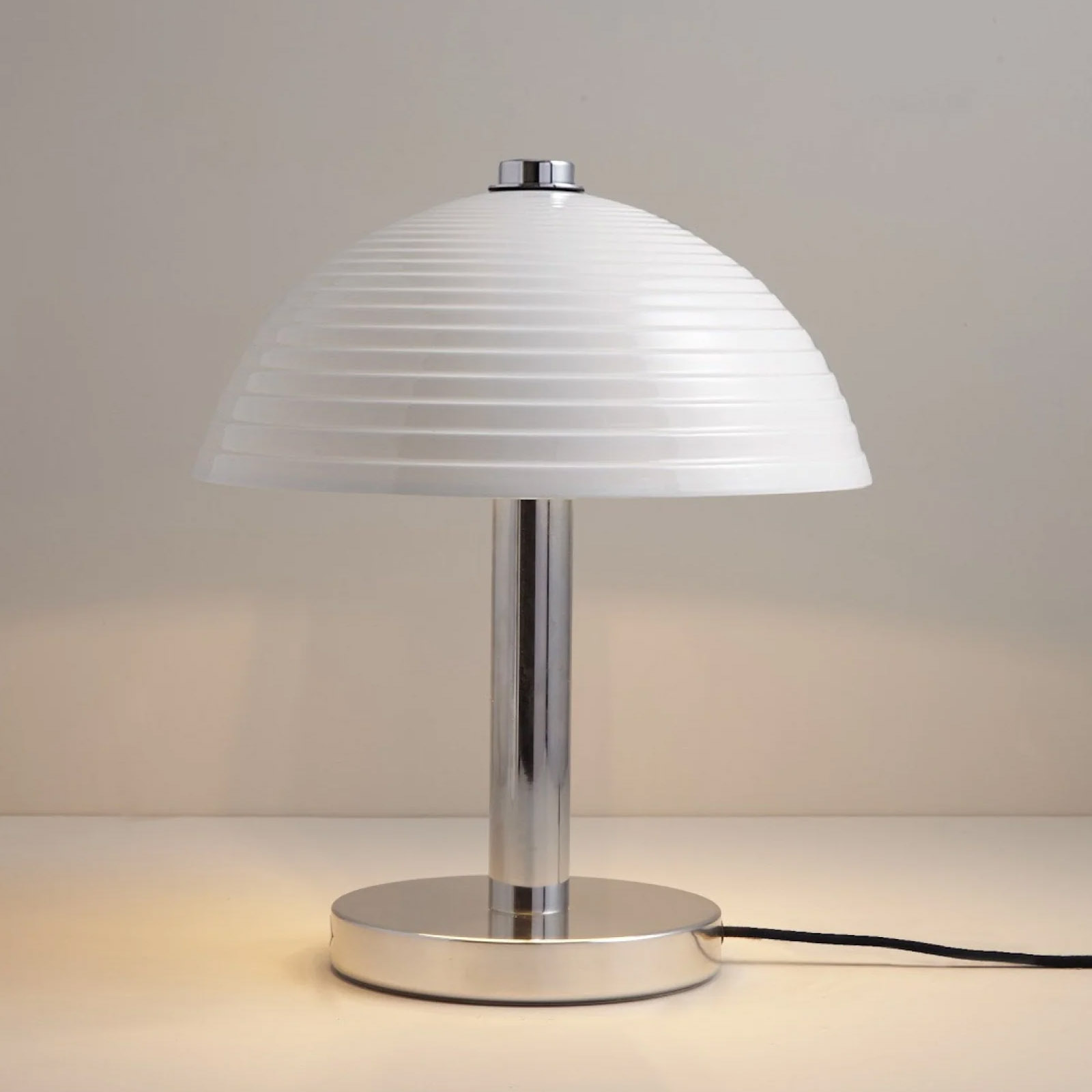 Pilz-Tischleuchte mit Schirm aus Porzellan COSMO: hier in der gestuften Ausführung 