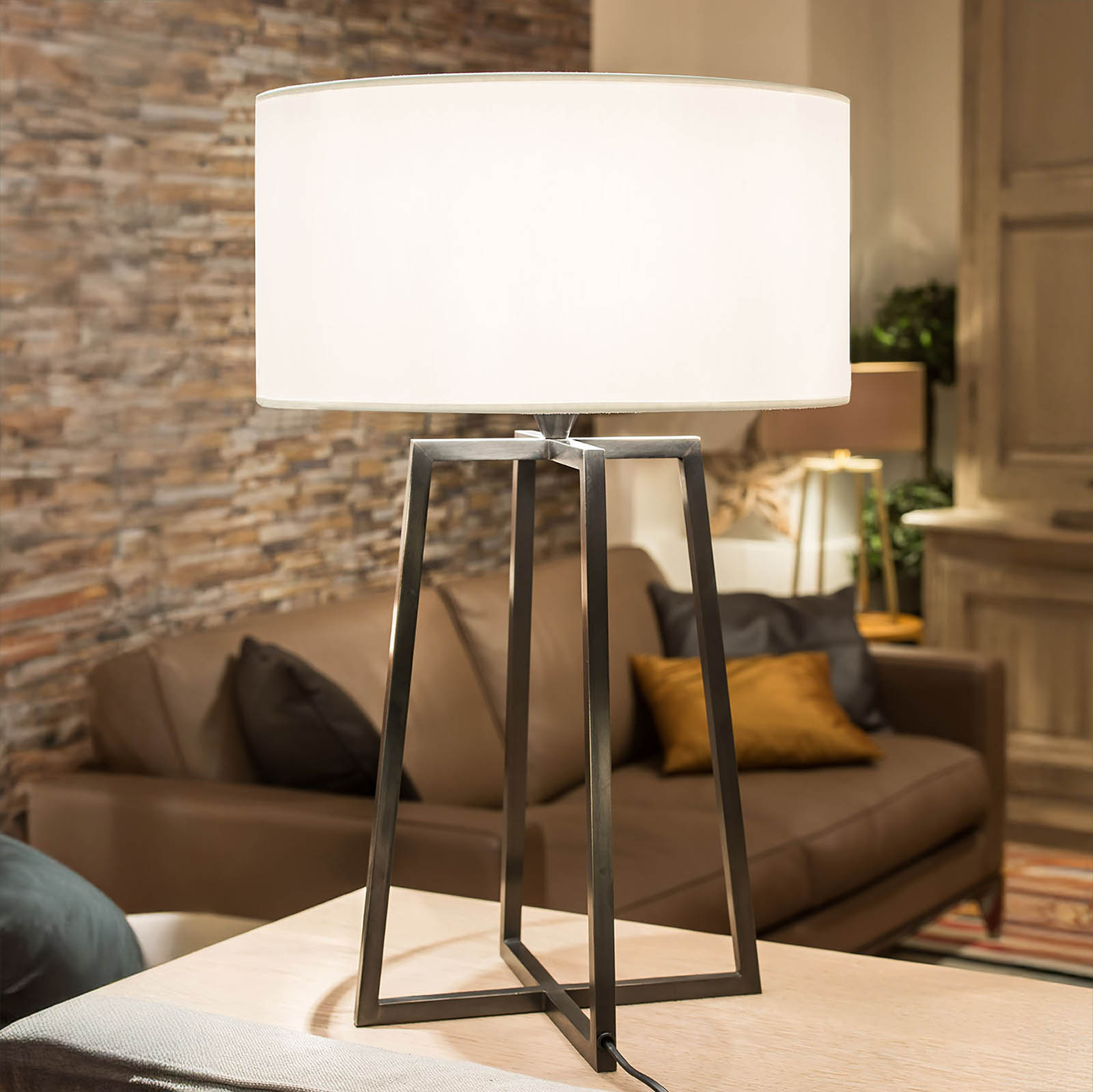 Elegante Tischleuchte mit rundem Stoff-Schirm und Messing-Gestell L176