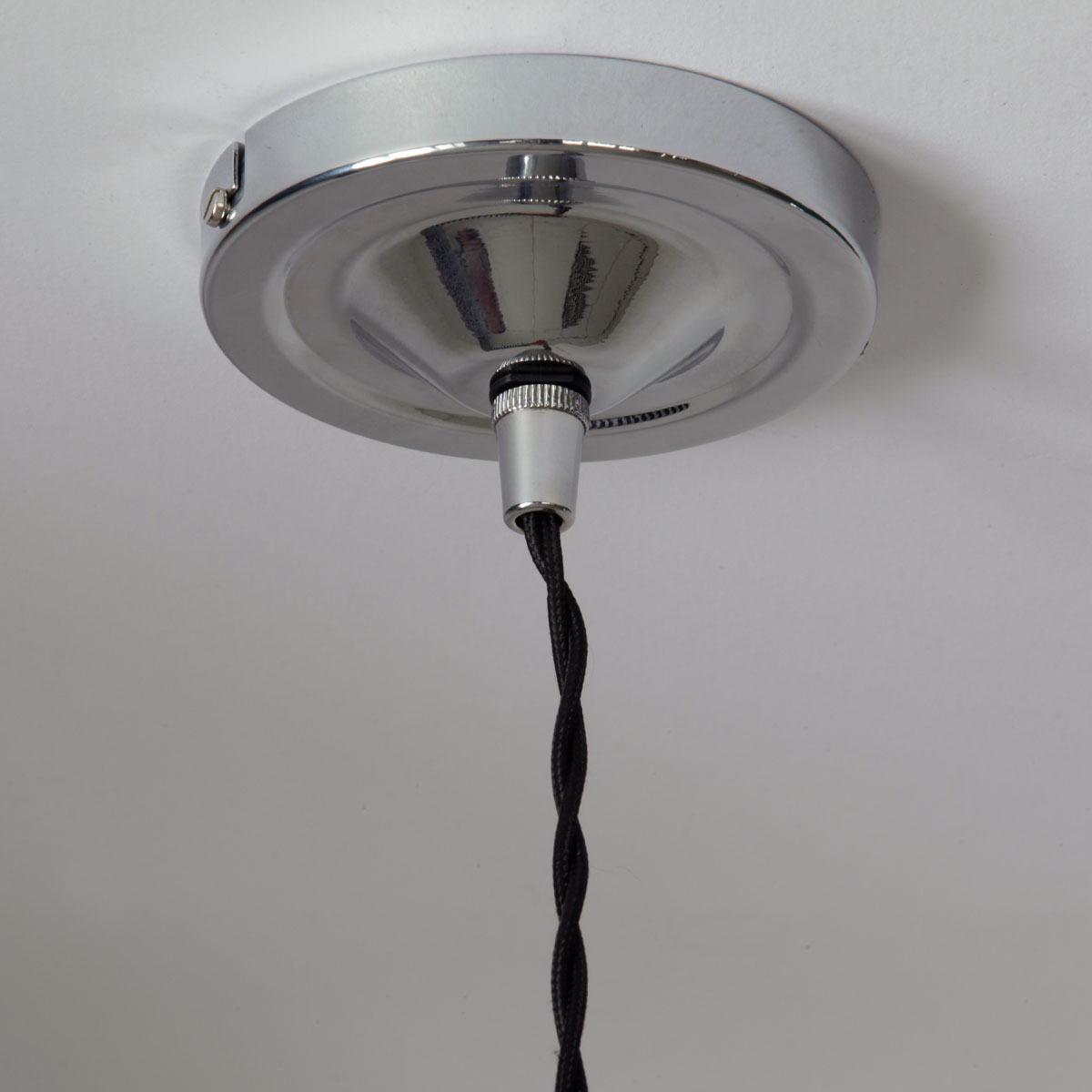 Bild 11: Chrom poliert Holophanglas-Hängelampe mit halbrundem Schirm: Chrom poliert