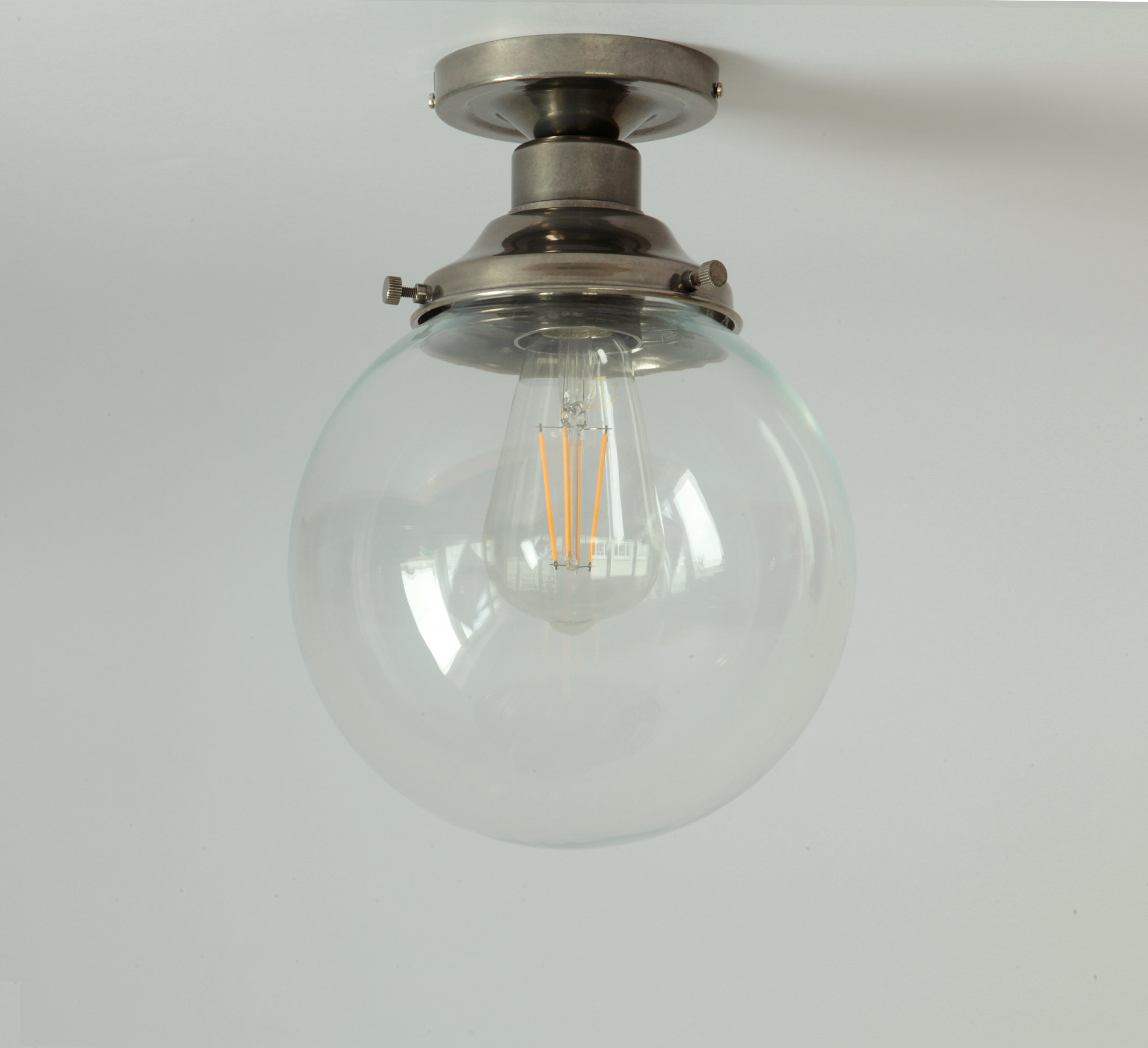 Zeitlose Glaskugel-Deckenleuchte in drei Größen Ø 20/25/30 cm: Charmante kleine Deckenlampe mit 20 cm-Glaskugel (Messingteile alt-silbern patiniert)