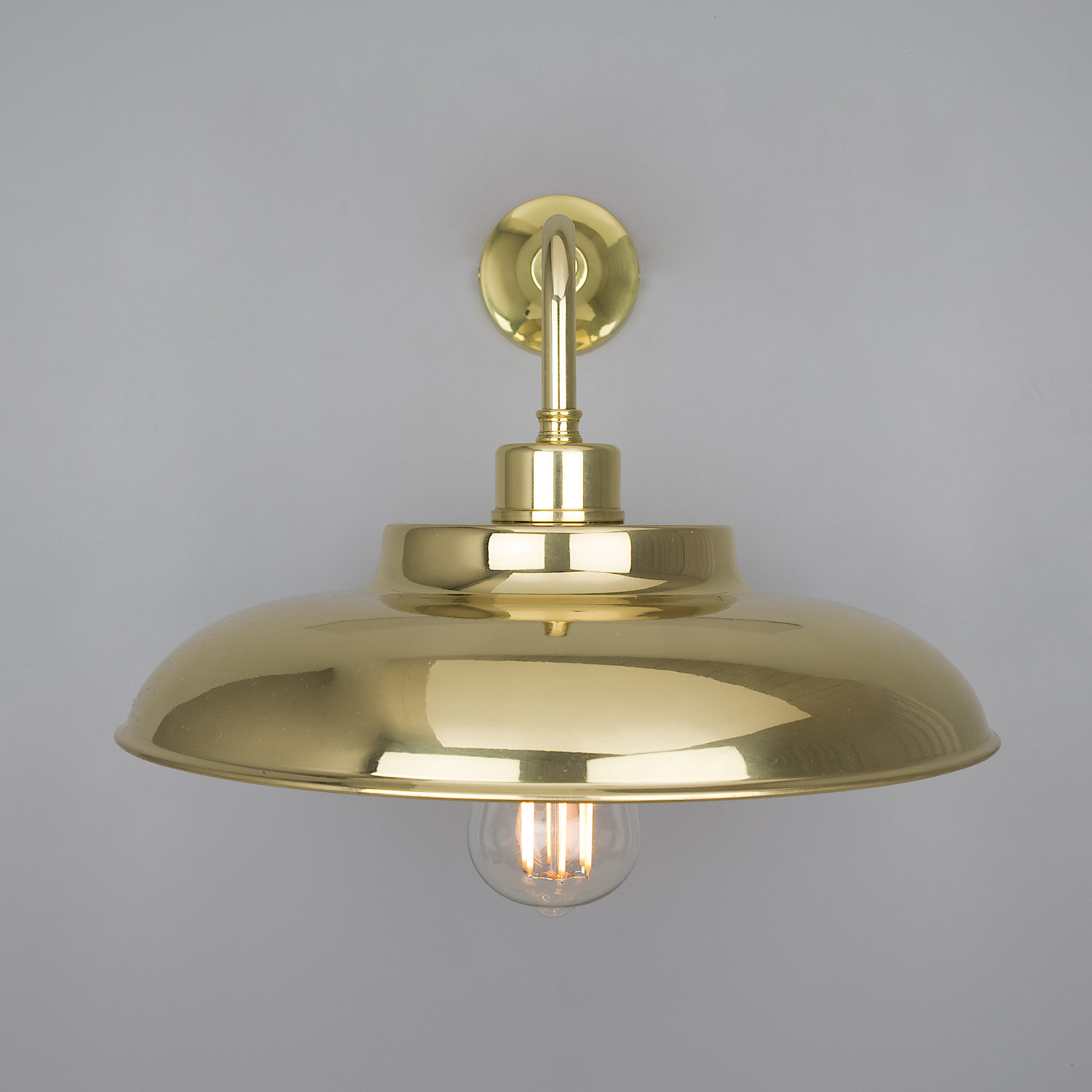 Industrial Wall Sconce With Flat Brass Shade: Messing poliert