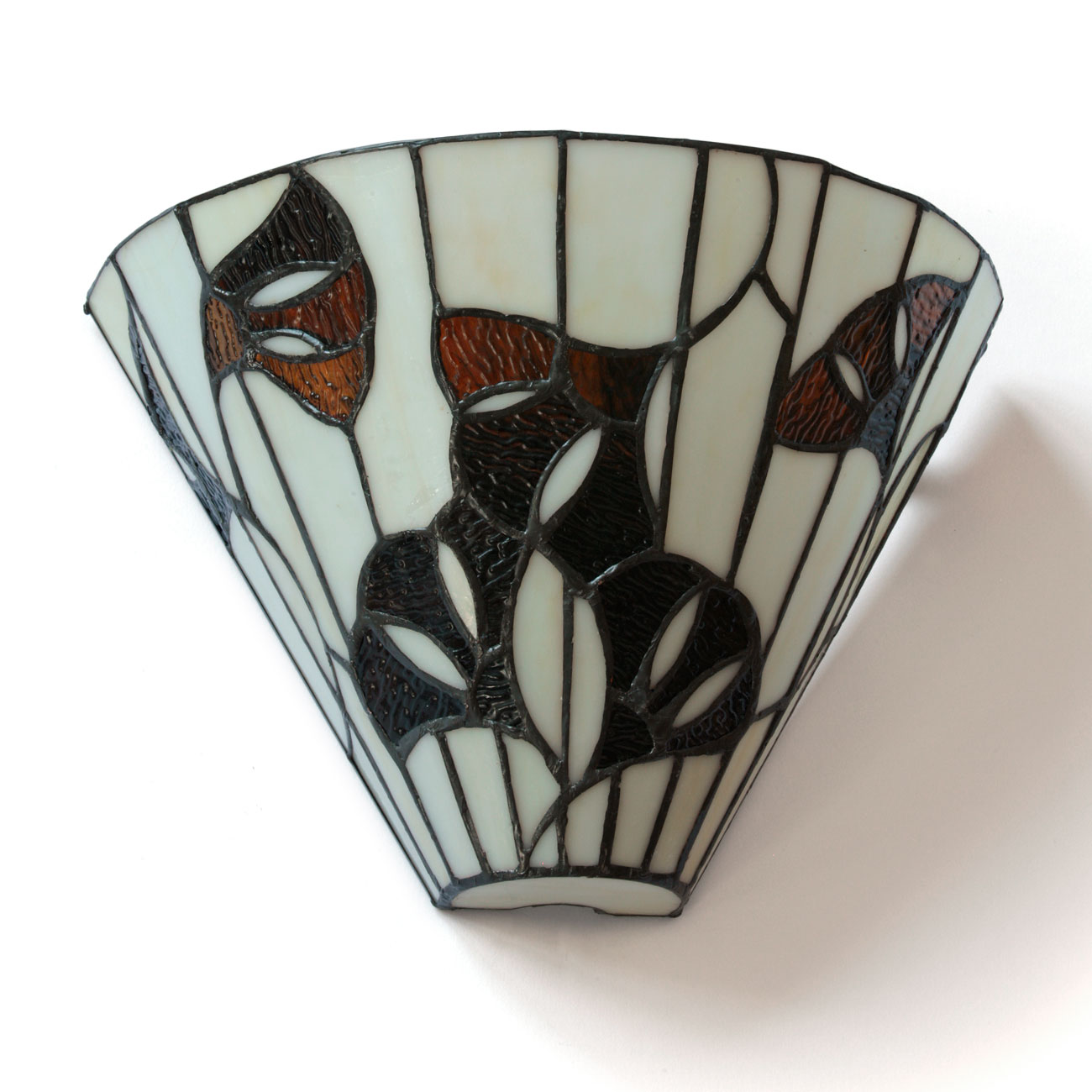Halbrunde Wandleuchte mit Gingkoblättern aus Tiffany-Glas: Die Leuchte im ausgeschalteten Zustand