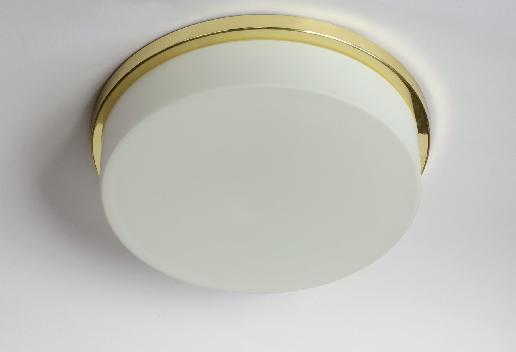Zeitlose Opalglas-Deckenleuchte ELISA mit Zier-Ring, Ø 25–42 cm: Schlichte, runde Deckenleuchte, hier mit 36 cm Glas-Durchmesser und Messing-Zierring