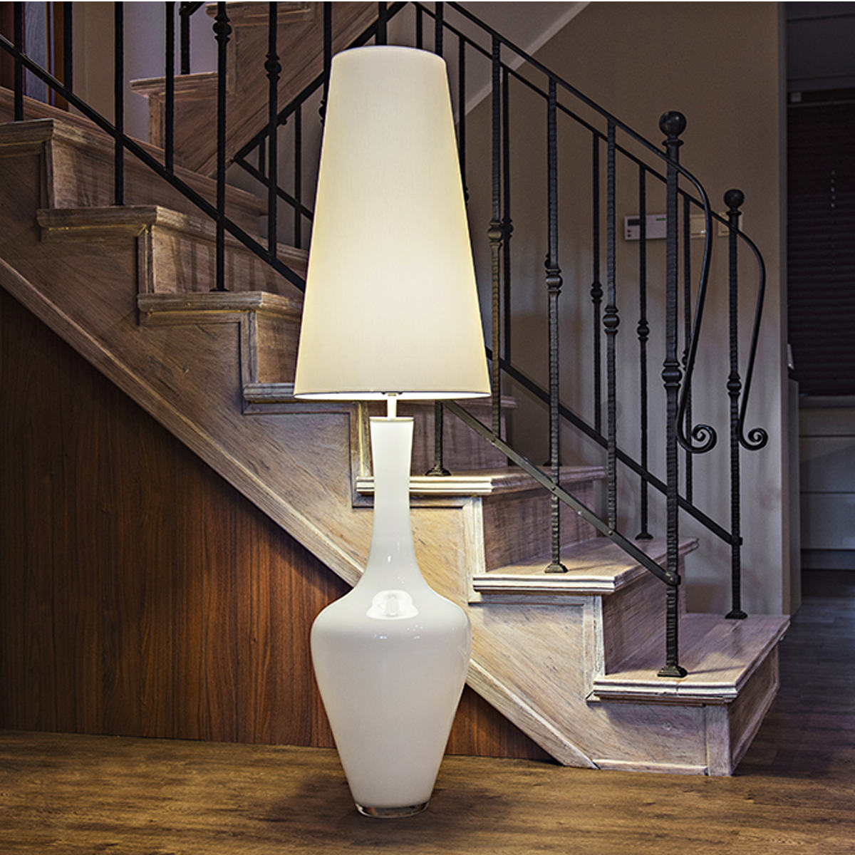 Beeindruckende Vasen-Stehlampe aus Glas PONY 134 cm: „Vasen“-Stehlampe mit schönem, weißem Glaskorpus und hohem Textilschirm