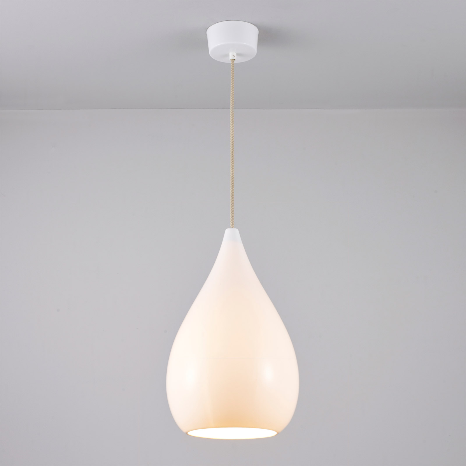 Bild 5: glänzend glasiertes Modell, eingeschaltet Große Tropfen-Pendelleuchte aus durchscheinendem Porzellan: glänzend glasiertes Modell, eingeschaltet